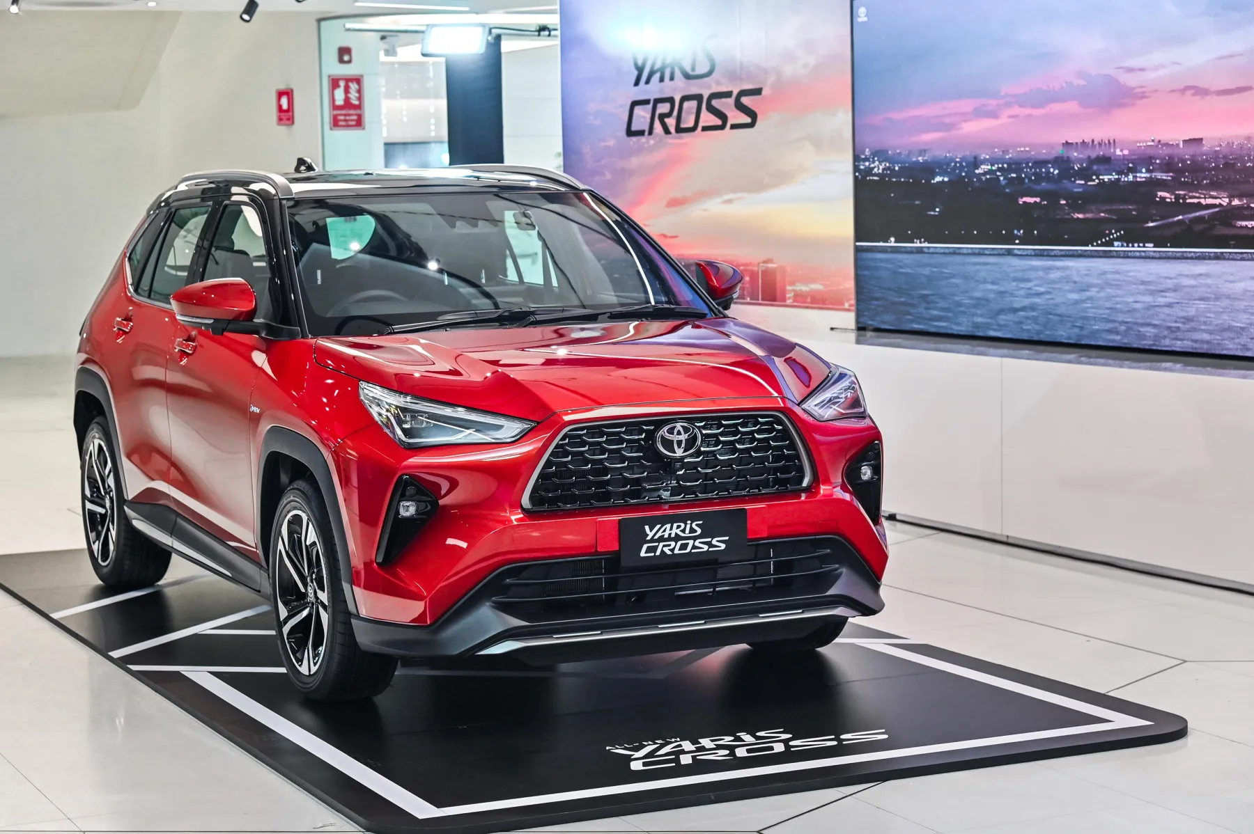 O Toyota Yaris Cross estreia no Brasil com quatro versões e deixa claro que não é só um SUV compacto novo, mas uma mudança prática para quem vive preso no trânsito urbano.