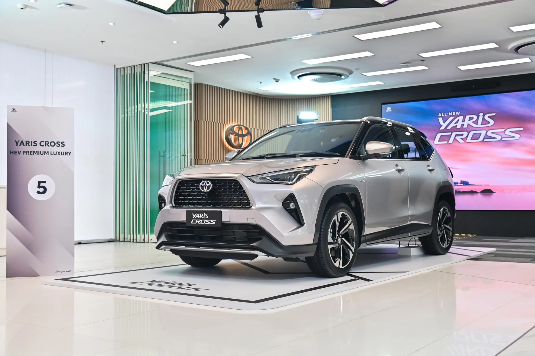 O Yaris Cross 2026 chega para quem precisa de rotina leve, com direção silenciosa e consumo real abaixo da média, focando em eficiência antes de qualquer apelo visual.