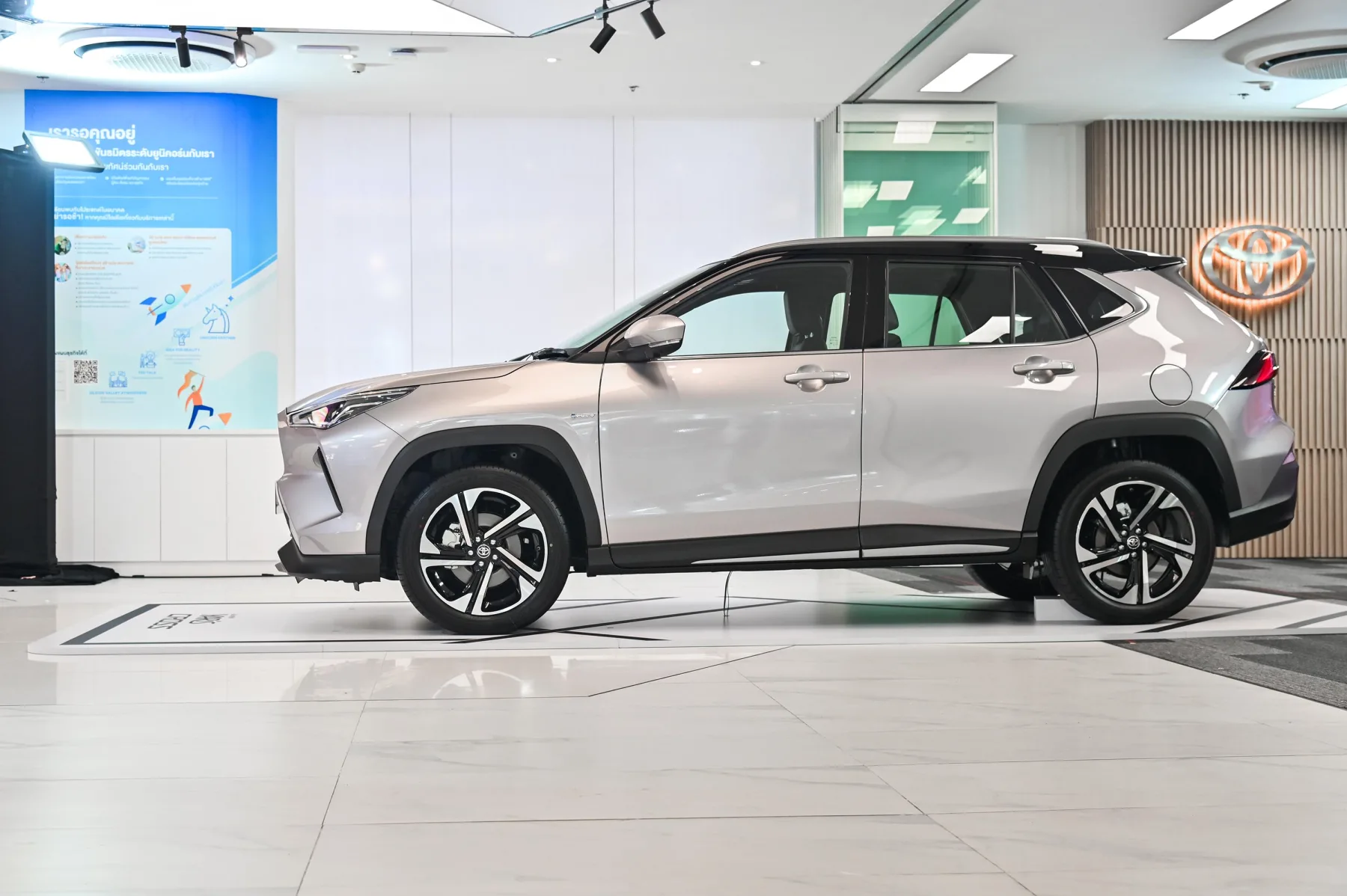 Quando entra o sistema híbrido flex, o carro muda de humor na cidade, roda mais tempo em silêncio e faz o motorista esquecer quando foi a última parada no posto.