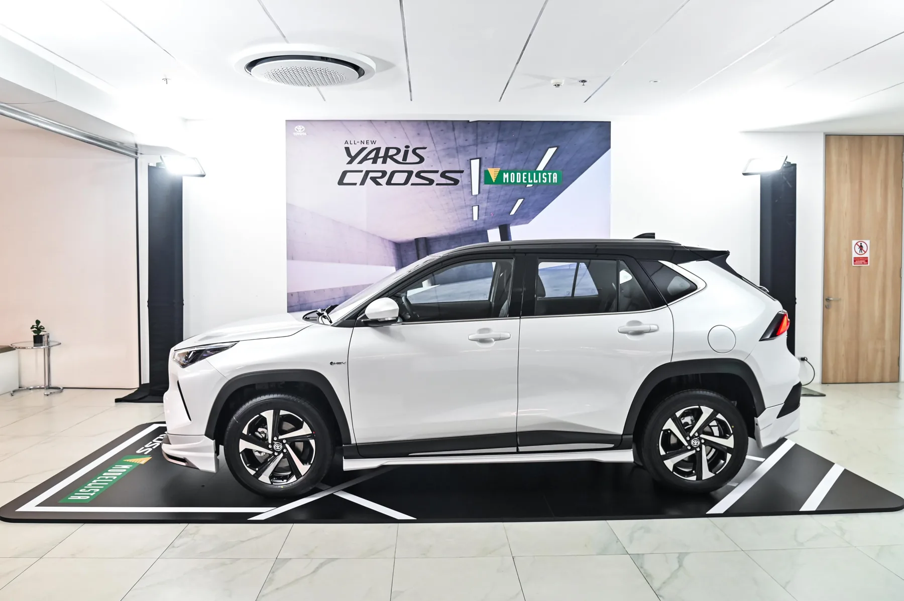 Por fora, o visual é discreto e alinhado ao padrão global da Toyota, enquanto por dentro o acabamento tenta subir o nível, mas ainda revela escolhas claras para conter custos.