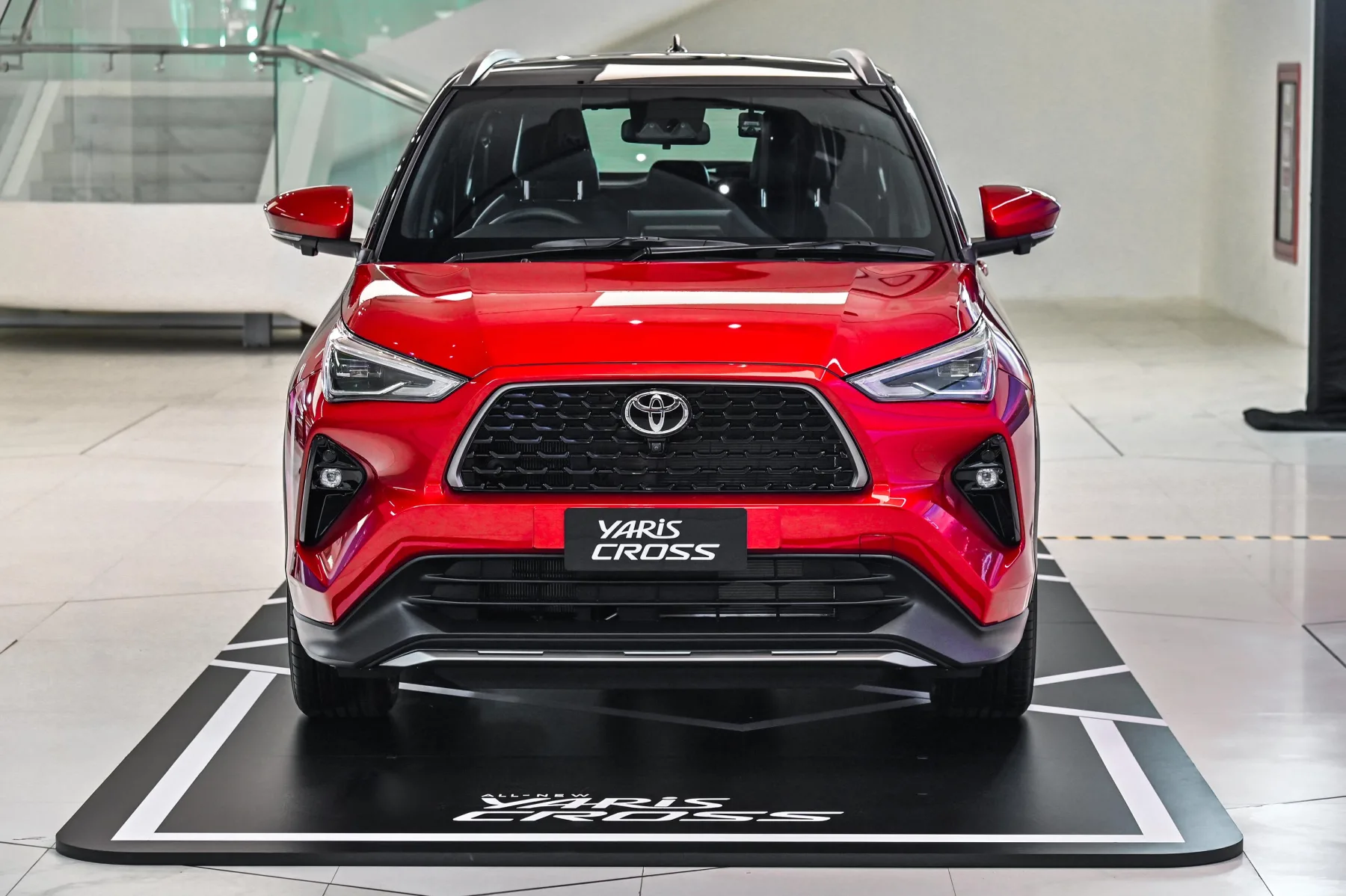 O Salão do Automóvel se torna parte da retomada da marca. A apresentação pública fortalece imagem, gera expectativa e posiciona o Yaris Cross como aposta relevante para 2026.