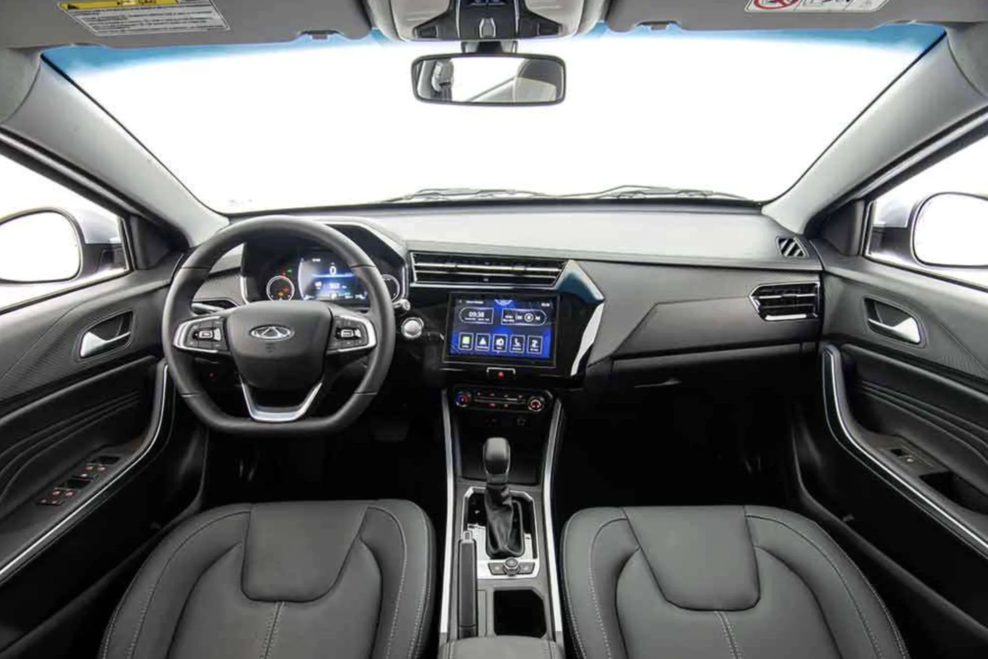 Câmbio CVT e direção elétrica deixam a condução leve no trânsito, com tração dianteira e foco em conforto, não em condução esportiva.