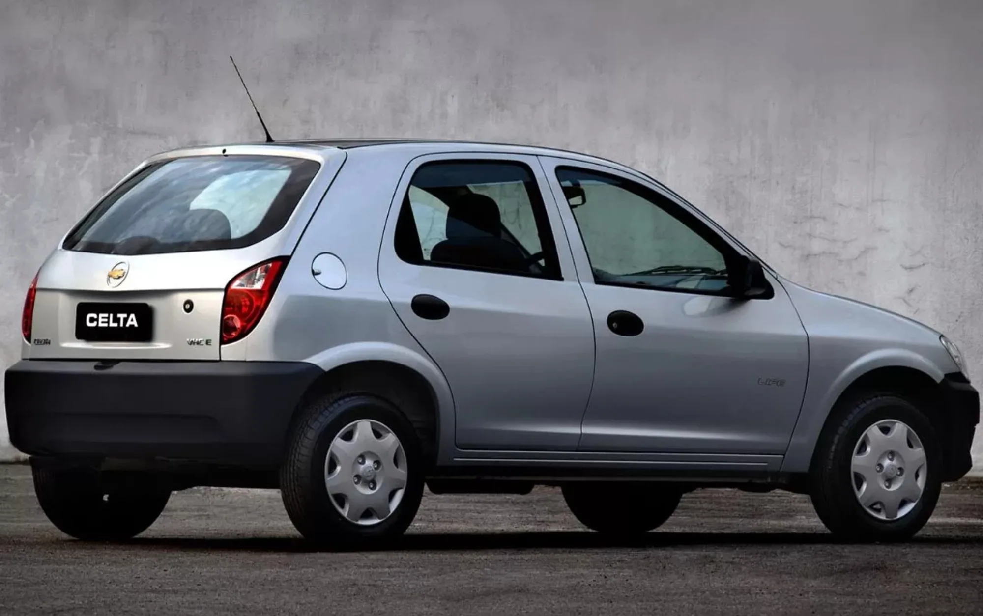 Para tarefas do dia a dia e viagens curtas, o Celta 2008 entrega praticidade: bom espaço para até cinco passageiros e bagagem moderada, ideal para rotina urbana.