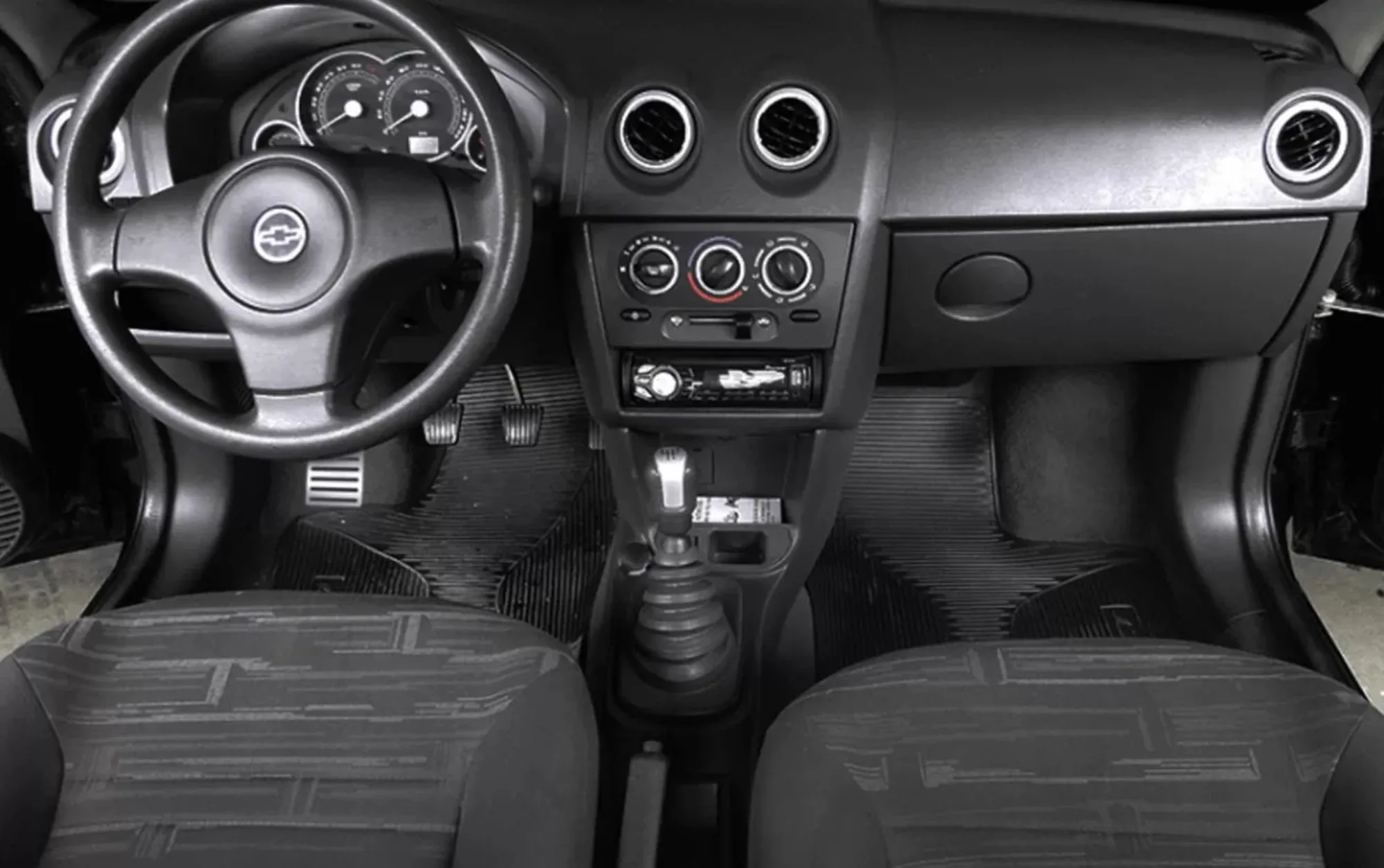 Com motor 1.0 flex de 70 cv e torque de até 9 kgfm, o Celta 2008 oferece desempenho modesto, suficiente para cidade e trajetos curtos sem exigir muito do motorista.