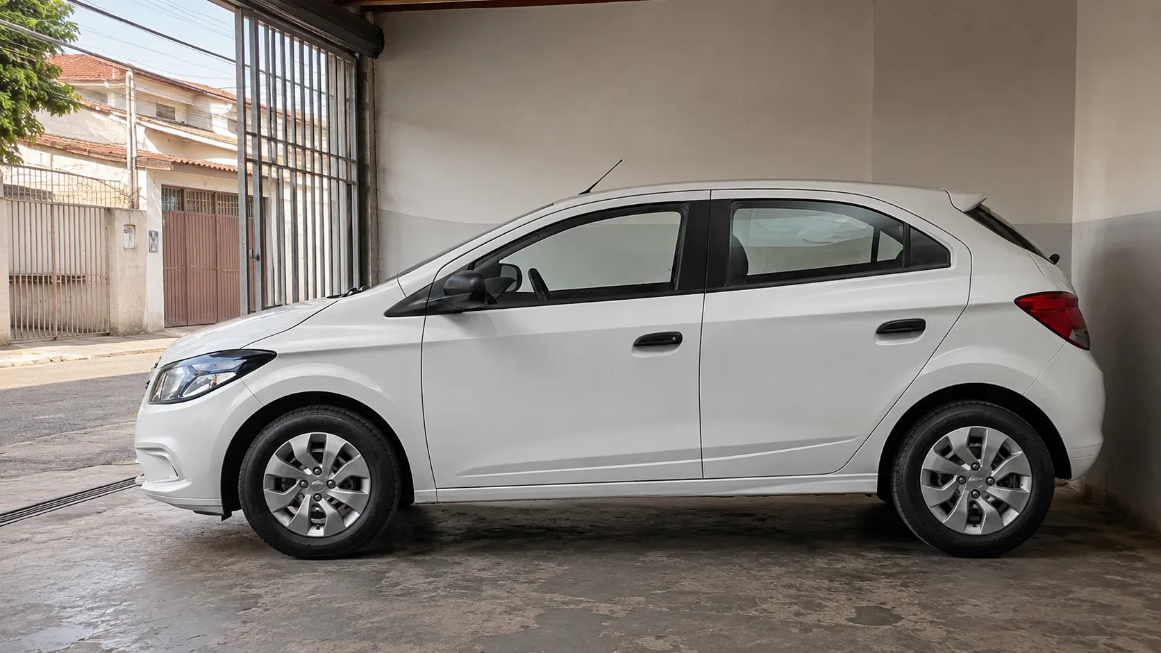 O Chevrolet Onix aparece em segundo entre os automóveis usados, com 43.180 unidades, seguido pelo Hyundai HB20, que registrou 42.312 negociações durante julho.