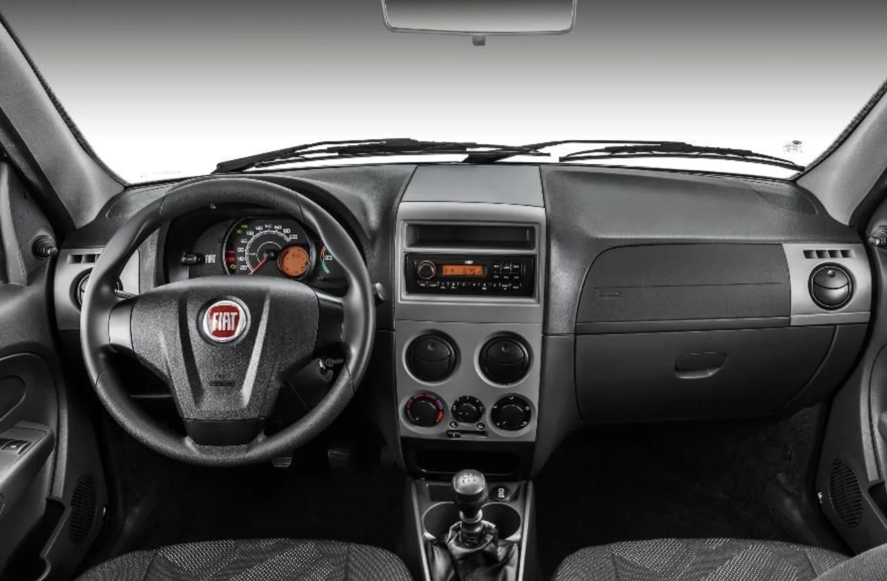 Câmbio manual de 5 marchas, tração dianteira e direção hidráulica em algumas versões. Dirigir é fácil, mas exige paciência quando o carro está cheio.