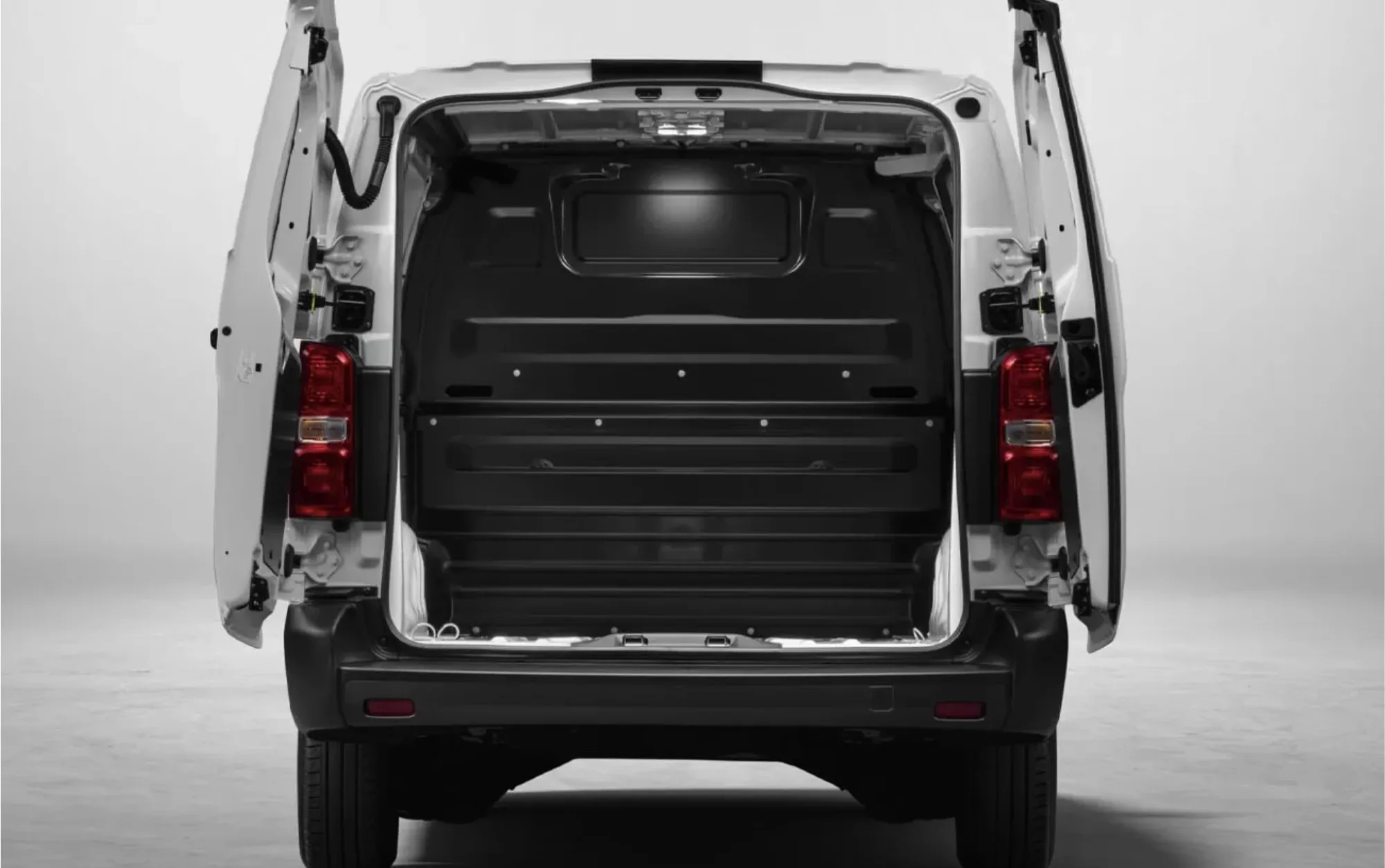 O interior funcional do Fiat Scudo Cargo 2024 acomoda 3 pessoas, alia conforto básico com ar-condicionado, direção assistida e itens de segurança essenciais para uso profissional.