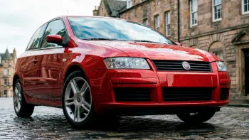 Opção esquecida no mercado de usados: Fiat Stilo 1.8 2009 por R$ 23 mil oferece conforto de hatch médio, motor robusto de 114 cv e autonomia rodoviária que pode passar de 670 km com gasolina