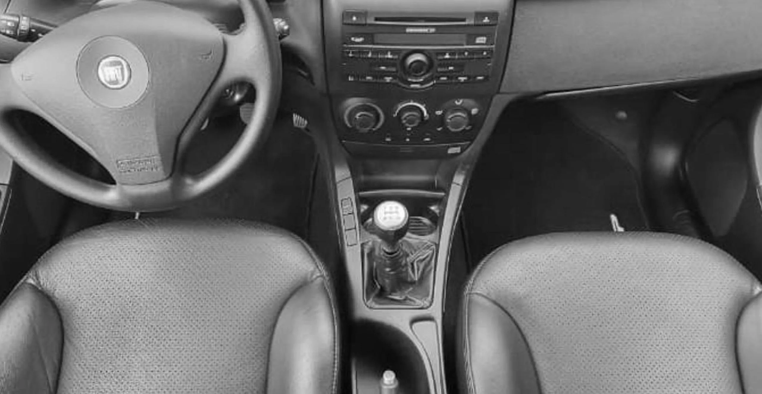 Câmbio manual de 5 marchas, tração dianteira e direção elétrica tornam a condução leve, previsível e confortável para uso diário e viagens longas.