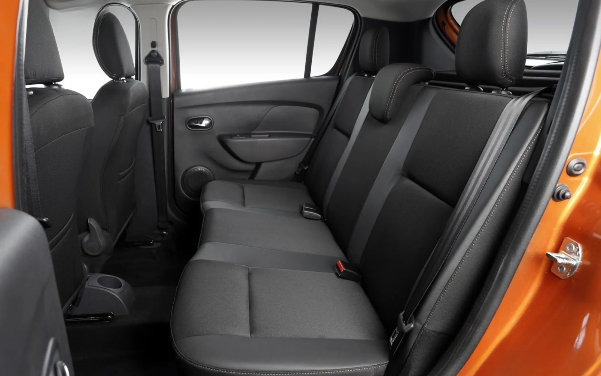 O Sandero Stepway 2015 comporta 5 ocupantes, oferece posição de dirigir elevada, porta-malas de 320 litros, itens essenciais de tecnologia e segurança e suspensão reforçada para enfrentar trechos irregulares.