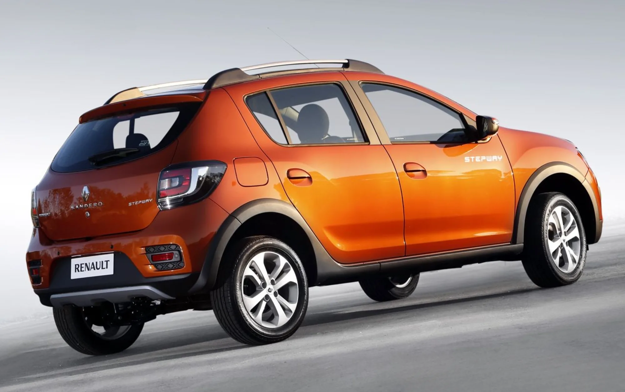 O motor 1.6 entrega até 106 cv e 15,5 kgfm, garantindo desempenho suficiente para cidade e estradas leves; é um carro funcional, mais urbano do que esportivo, mas capaz de viagens curtas com segurança.