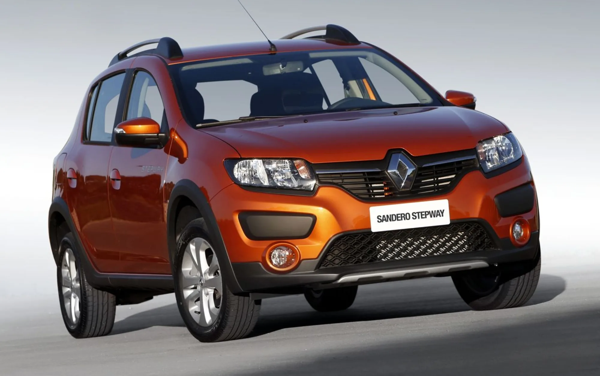 O Renault Sandero Stepway 1.6 8V 2015 é um hatch elevado voltado para quem precisa de altura do solo maior, boa usabilidade urbana e conforto básico para enfrentar ruas irregulares com praticidade.