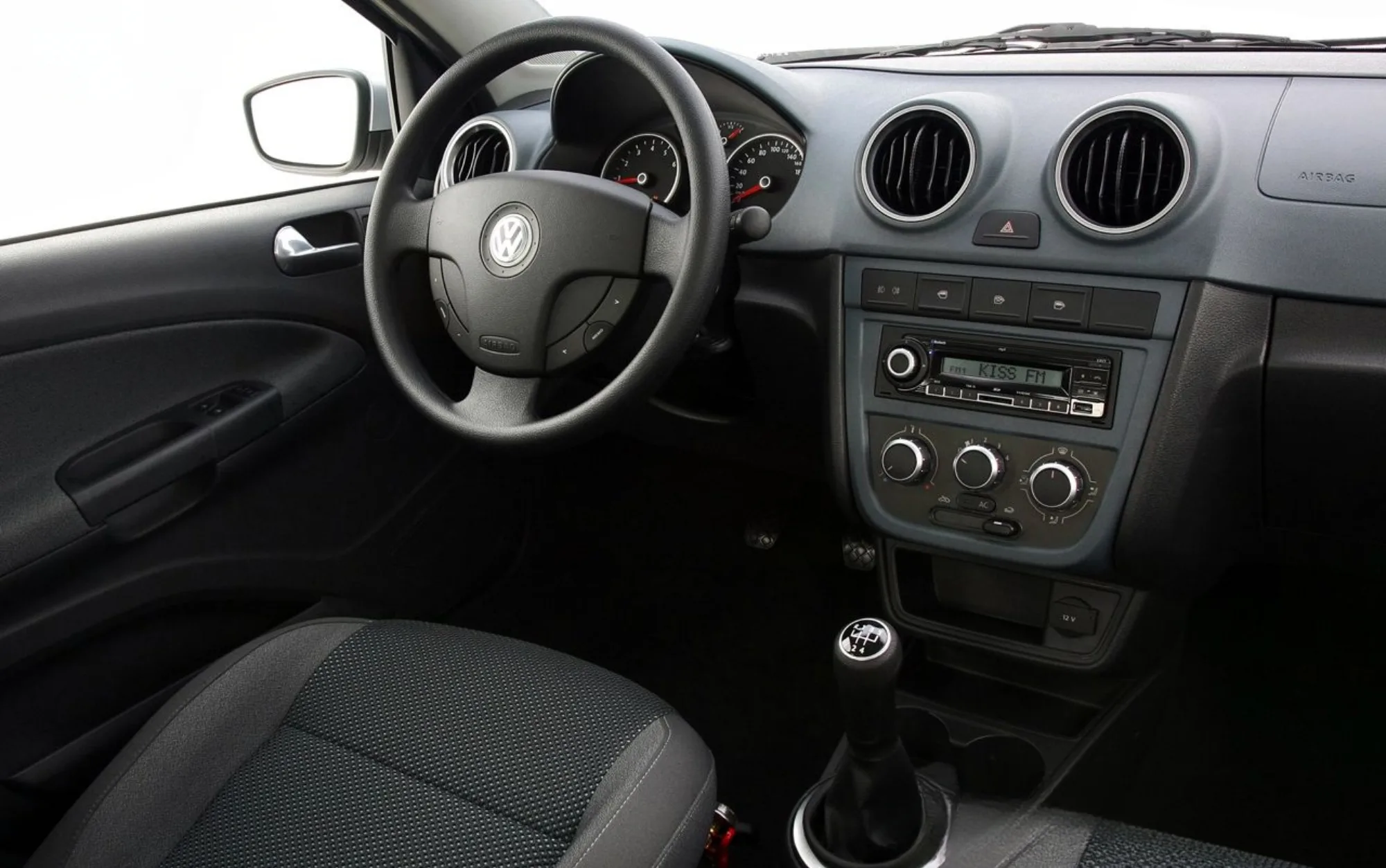 O motor 1.6 EA111 entrega até 104 cv e 15,6 kgfm, garantindo respostas rápidas, boa agilidade nas cidades e desempenho suficiente para estradas sem sensação de esforço.