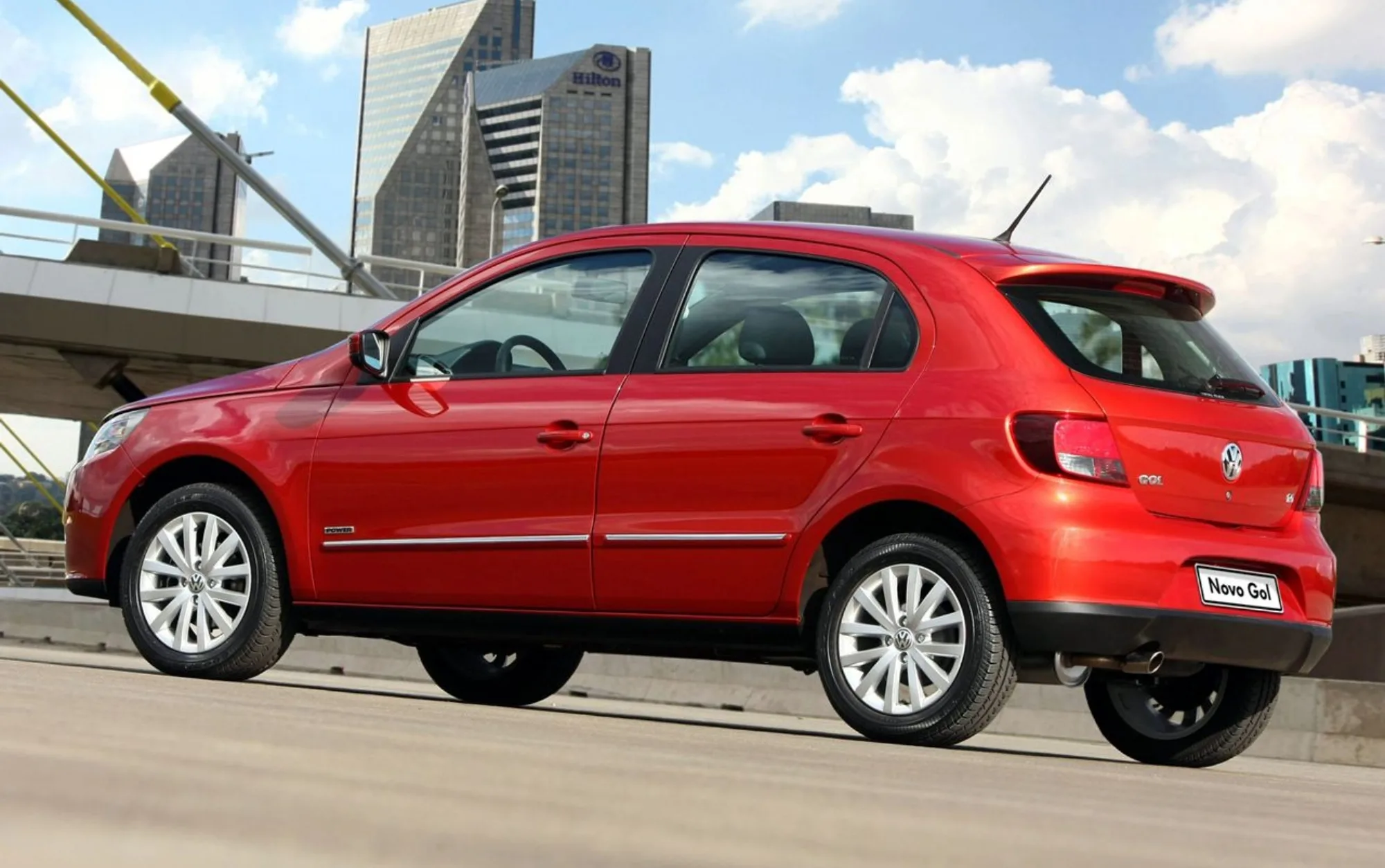 Ideal no cotidiano pela agilidade e tamanho compacto; em viagens curtas, o porta-malas de 285 litros e o bom rendimento na estrada tornam o uso funcional e equilibrado.