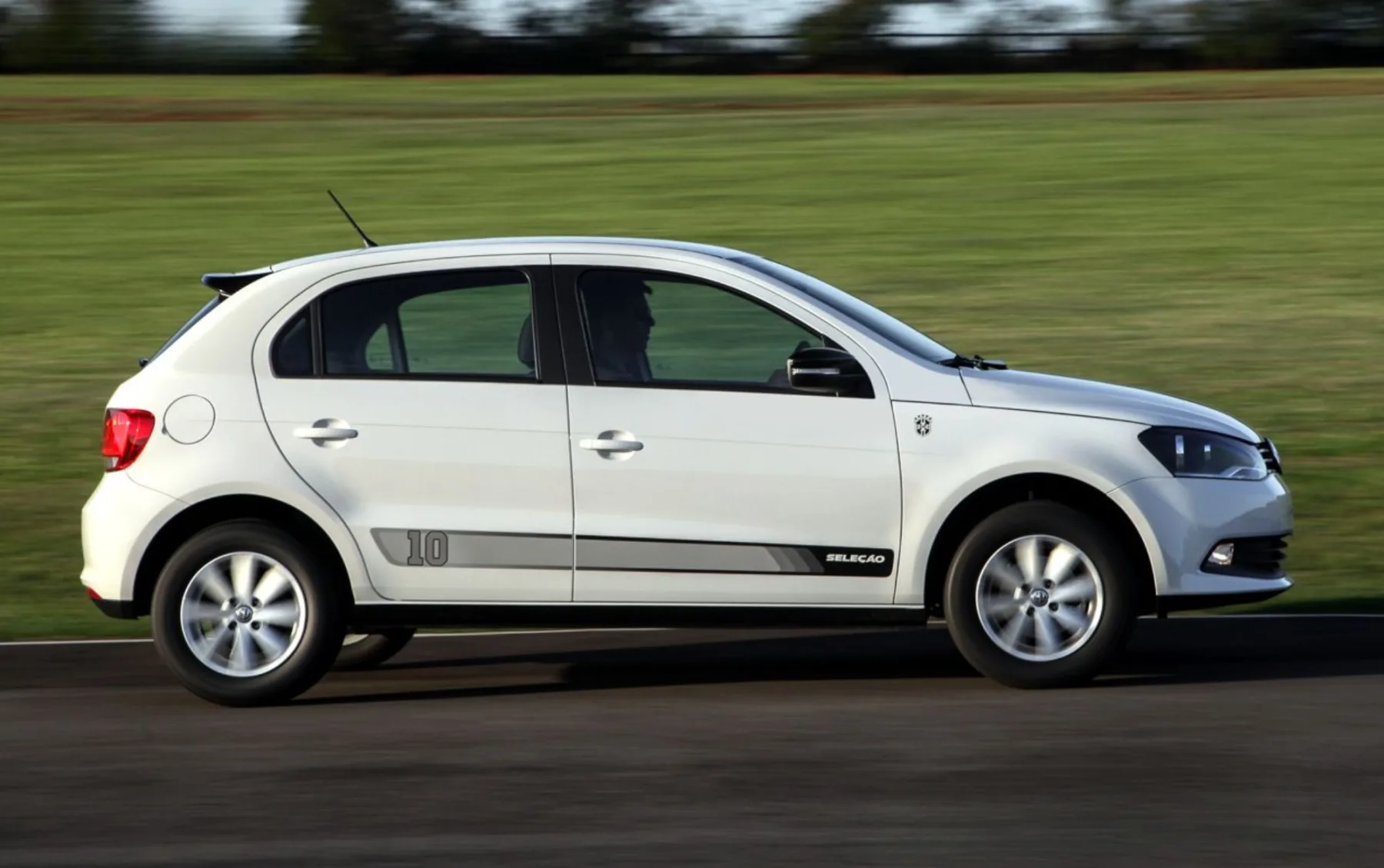 Pontos negativos são desempenho limitado, acabamento simples e poucos recursos modernos de conforto e tecnologia.