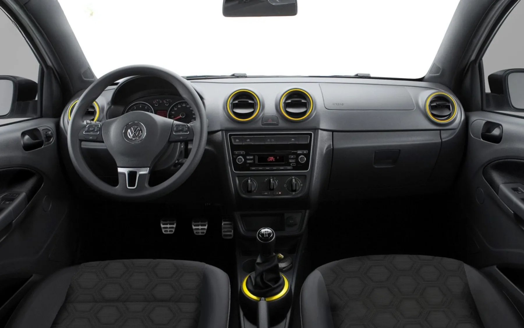 Interior leva 5 pessoas, porta-malas de 285 litros e conforto básico. Serve para rotina urbana e viagens curtas.