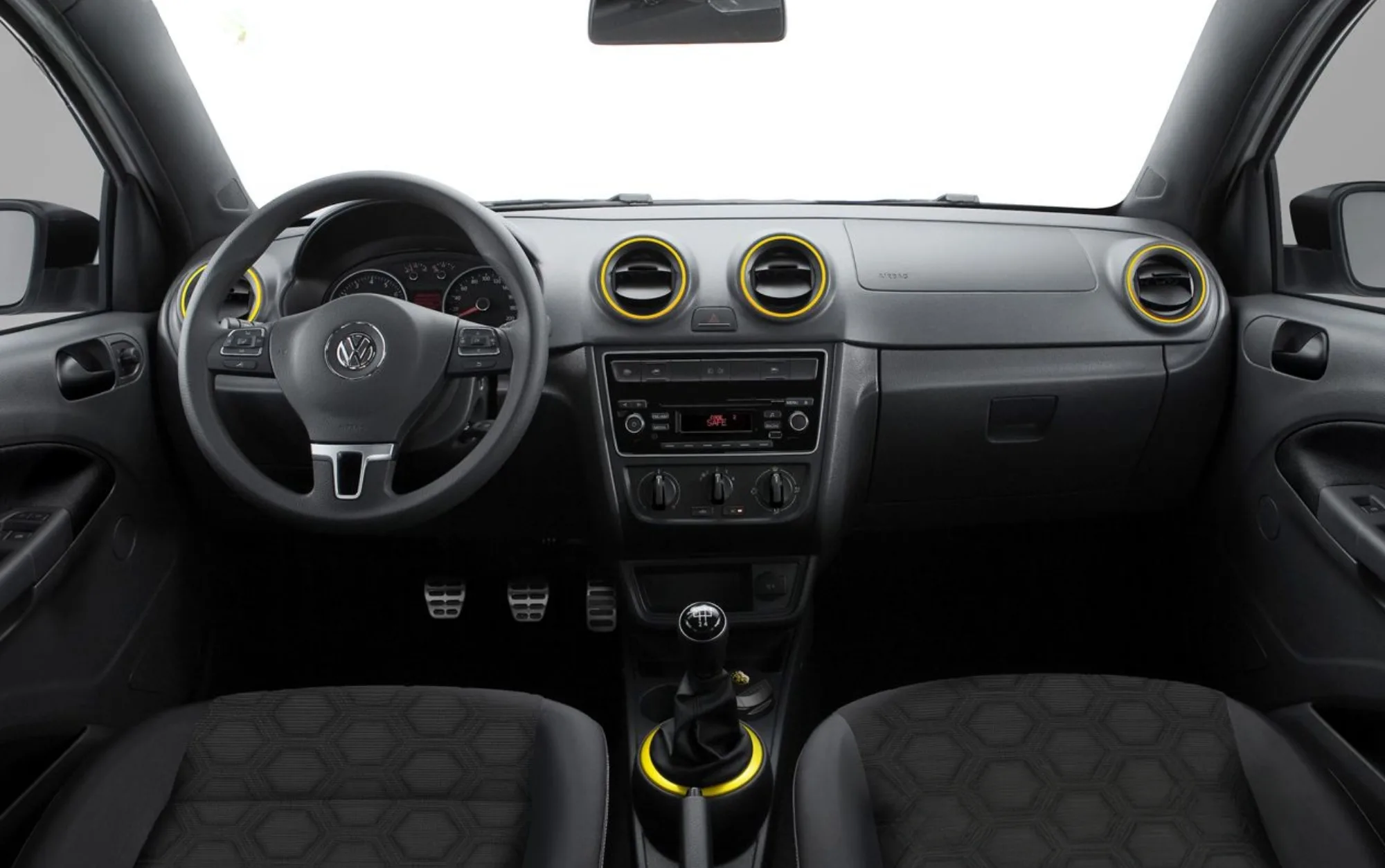 O câmbio manual de 5 marchas e a tração dianteira conferem controle, simplicidade e manutenção acessível — ideal para quem dirige com frequência no trânsito ou em vias urbanas.