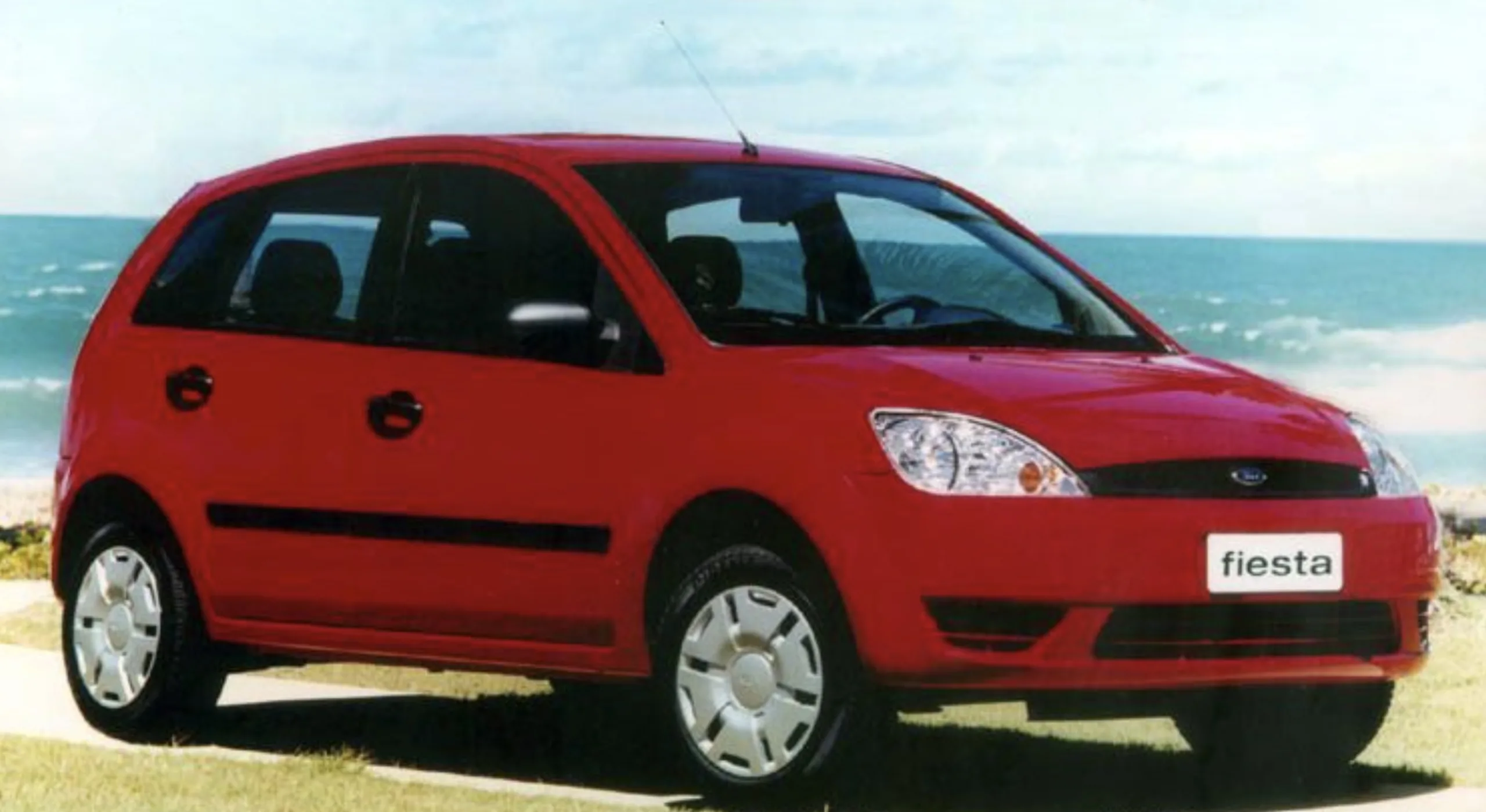 Desempenho fraco, acabamento simples, isolamento acústico limitado e atenção com arrefecimento e elétrica