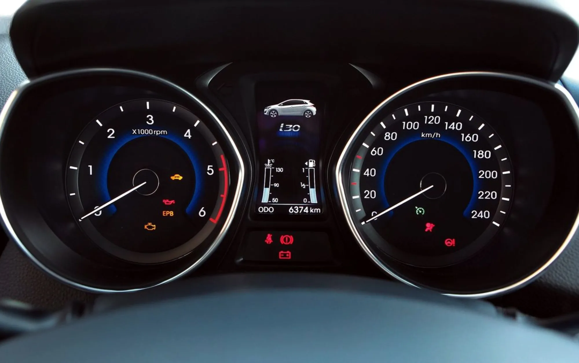 O Hyundai i30 1.6 2014 utiliza motor aspirado de 122 cv e torque de até 16,5 kgfm, com desempenho voltado ao uso urbano e rodoviário, sem proposta esportiva, mas com condução previsível.