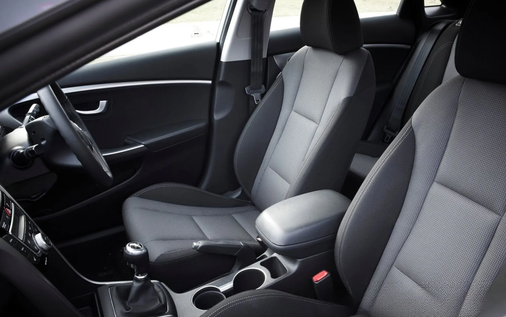 No consumo, o Hyundai i30 1.6 2014 registra 6,8 km/l no etanol e 9,3 km/l na gasolina na cidade, chegando a 8,5 km/l e 11,6 km/l na estrada, respectivamente.