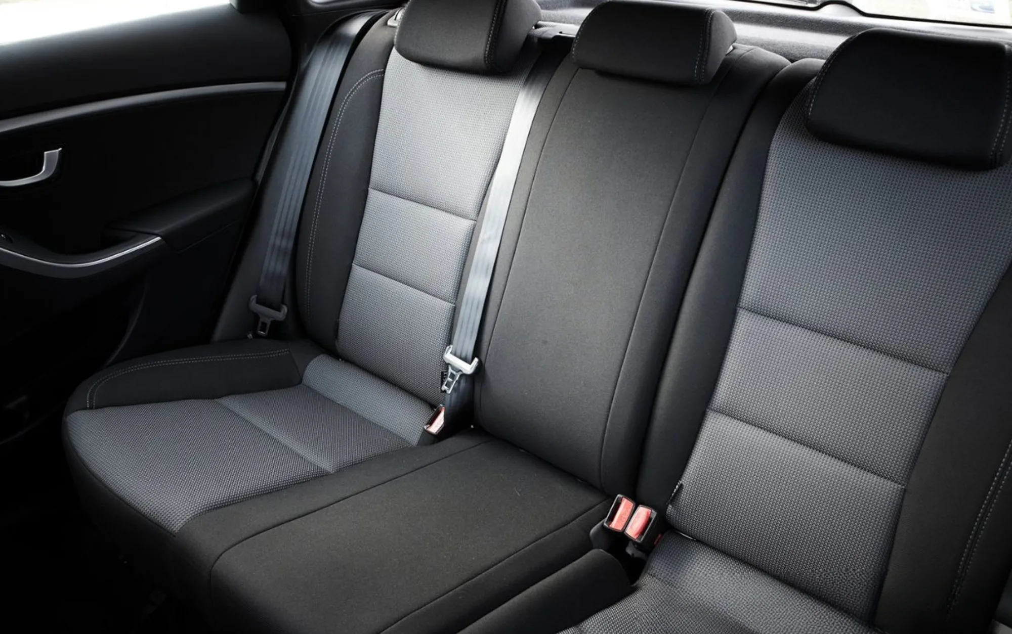 O preço aproximado do Hyundai i30 1.6 2014 gira em torno de R$ 60 mil, atendendo quem busca um hatch médio confortável, bem equipado e voltado à rotina urbana e viagens curtas.