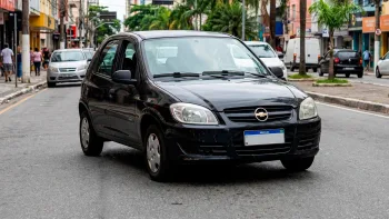 Chevrolet Celta usado: Simples e leve, o Celta mantém custos baixos no dia a dia, com mecânica fácil, peças acessíveis e consumo correto, mesmo ficando abaixo dos 15 km/l na estrada.