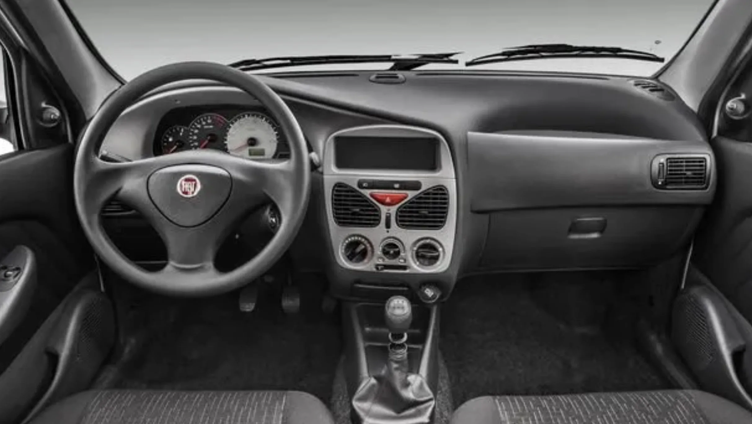 Câmbio manual de cinco marchas, tração dianteira e direção hidráulica deixam a condução leve na cidade e previsível em trajetos curtos.