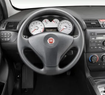 Dependendo da versão, traz ar-condicionado, direção elétrica, rodas de liga leve, rádio com USB e computador de bordo.