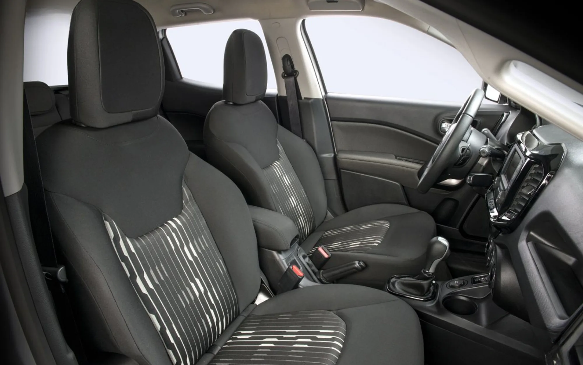 O câmbio automático de seis marchas com conversor de torque facilita o uso no dia a dia, com trocas suaves, boa resposta em trânsito pesado e condução relaxada em estradas.