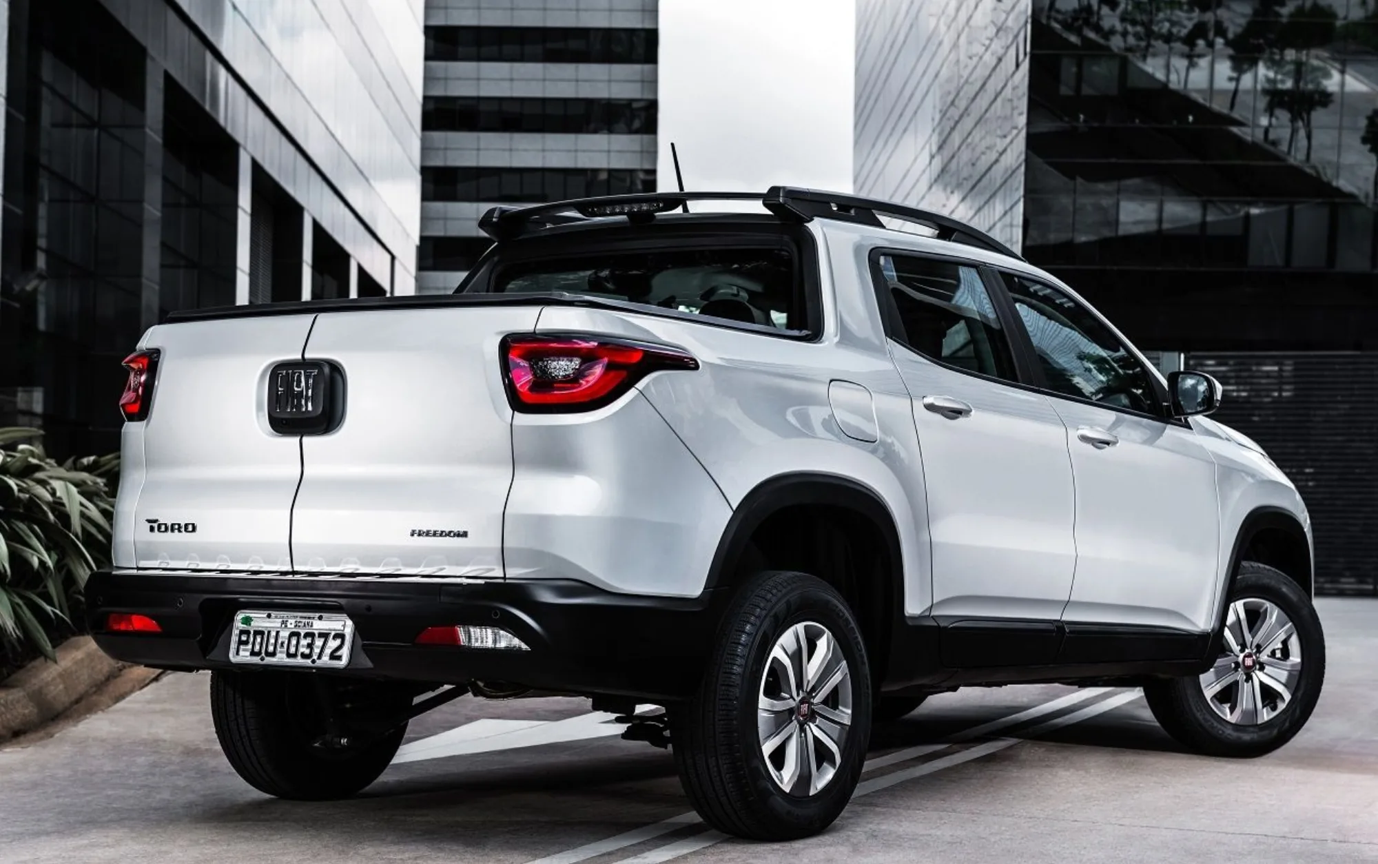 A caçamba tem capacidade de 820 litros e a carga útil chega a 650 kg, permitindo transporte de equipamentos, bagagens ou materiais de trabalho sem comprometer o conforto da cabine.