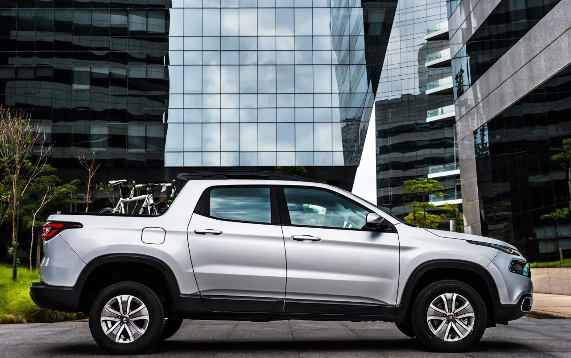 Fiat Toro Freedom 1.8 16V Flex Aut. 2019 atende quem precisa de uma picape confortável para cidade, trabalho leve e lazer, com cabine para cinco ocupantes e condução próxima à de um SUV médio.