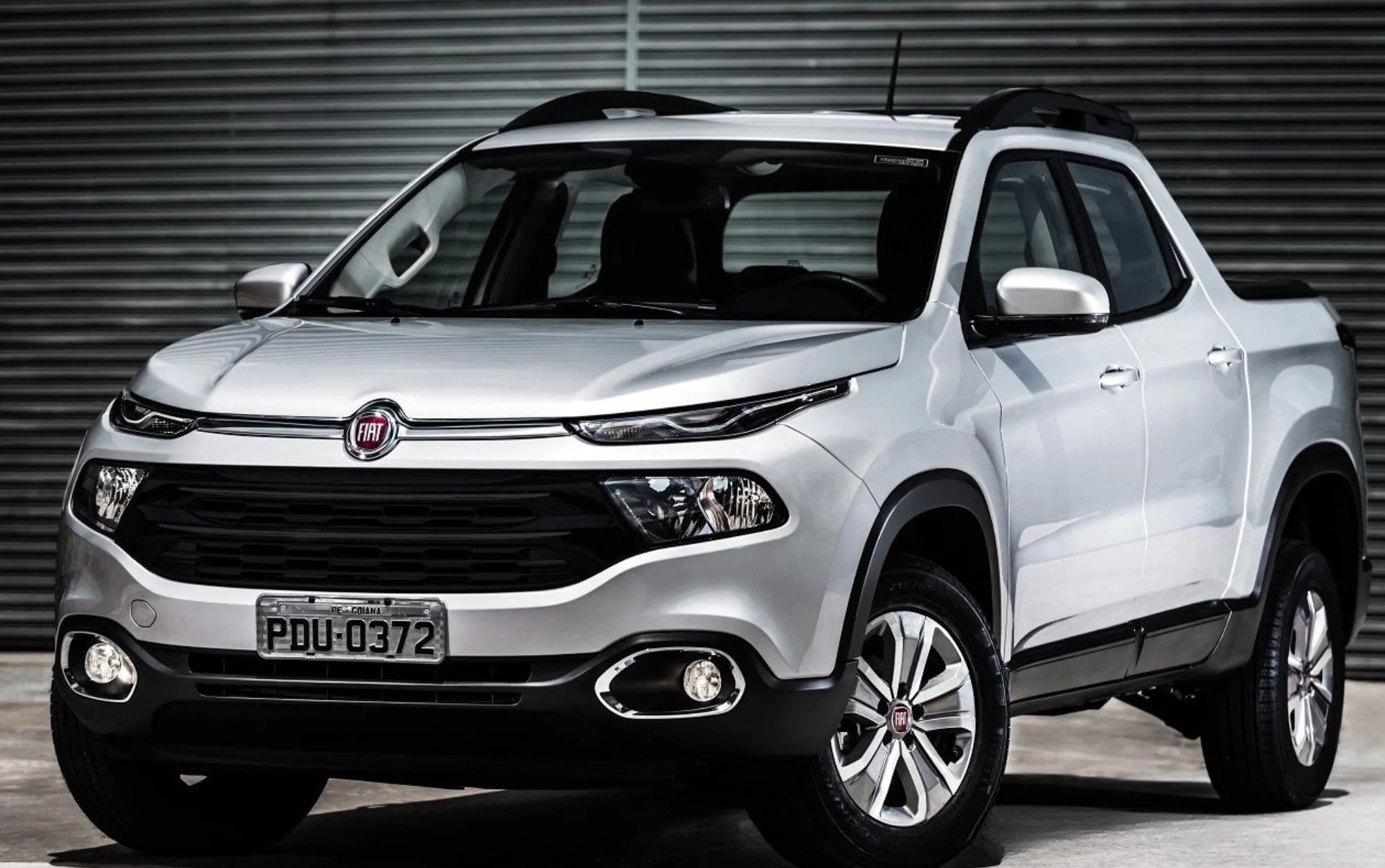 Fiat Toro Freedom 1.8 16V Flex Aut. 2019 atende quem precisa de uma picape confortável para cidade, trabalho leve e lazer, com cabine para cinco ocupantes e condução próxima à de um SUV médio.