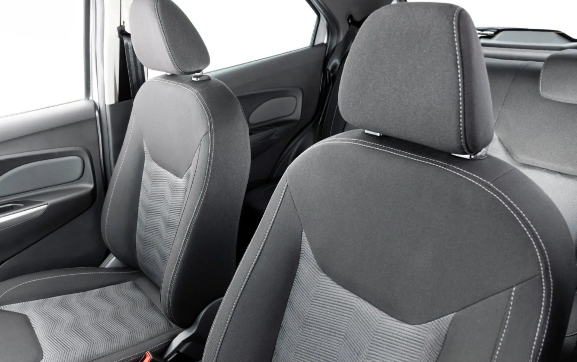 No consumo, o Ford Ka SE Plus 1.0 2015 registra 8,9 km/l na cidade e 10,4 km/l na estrada com etanol, além de 13 km/l urbanos e 15,1 km/l rodoviários com gasolina, alcançando até 785 km de autonomia.