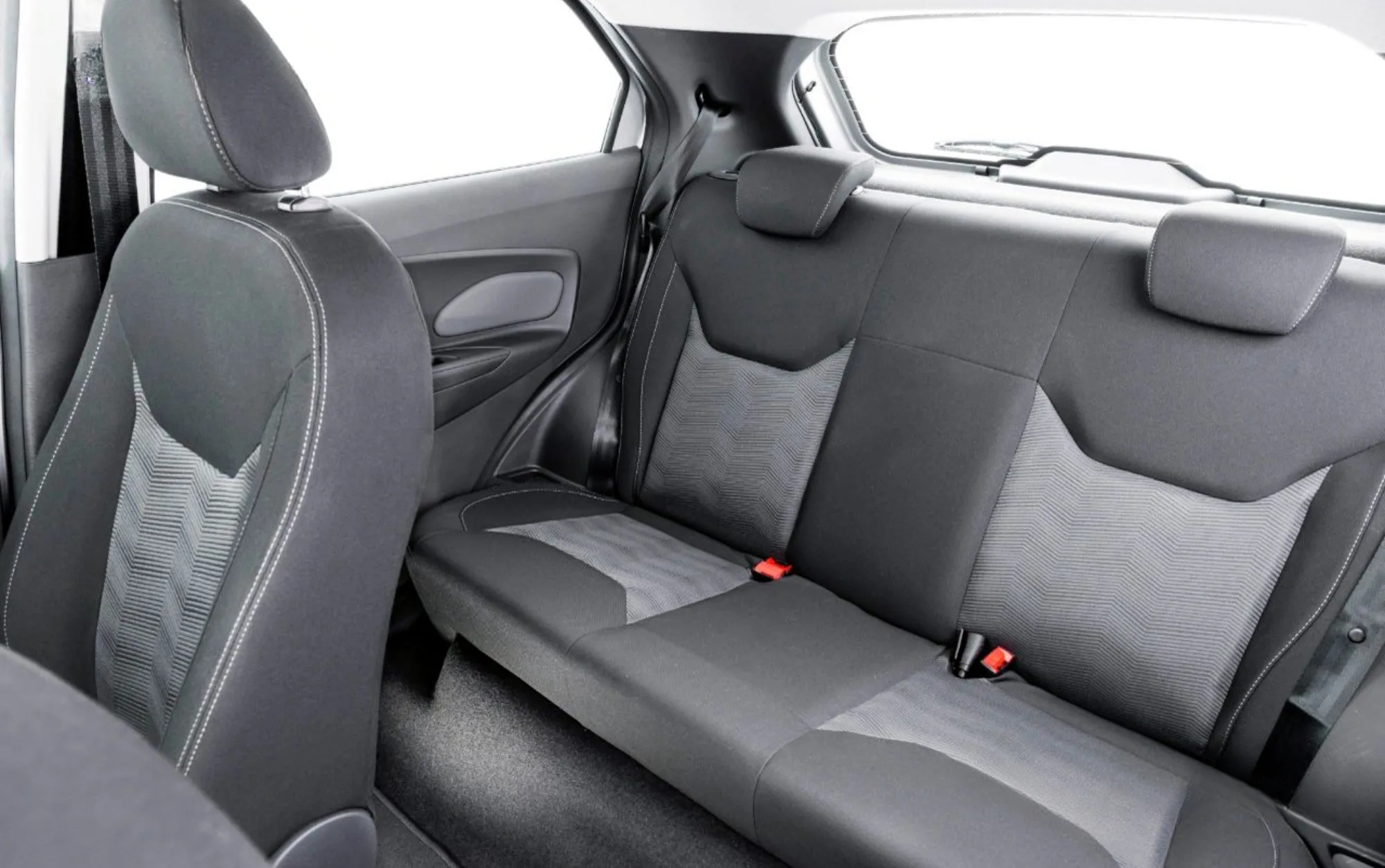 O preço aproximado do Ford Ka SE Plus 1.0 2015 gira em torno de R$ 38 mil, atendendo quem procura um hatch compacto para deslocamentos diários, economia de combustível e uso racional no ambiente urbano.