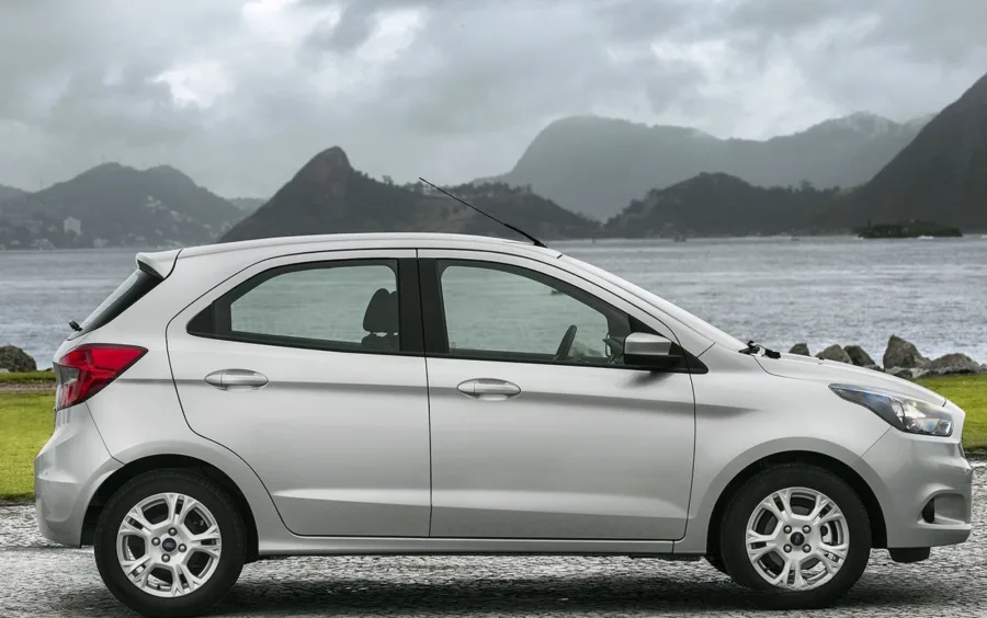 Ford Ka SE Plus 1.0 2015: Preço, Ficha técnica, Consumo, Equipamentos e Fotos; hatch econômico no dia a dia e com boa autonomia urbana