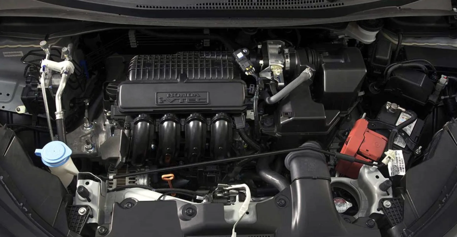 O motor 1.5 flex entrega 116 cv e trabalha com câmbio CVT. Não empolga, mas cumpre bem a rotina urbana e viagens curtas, sem esforço exagerado.