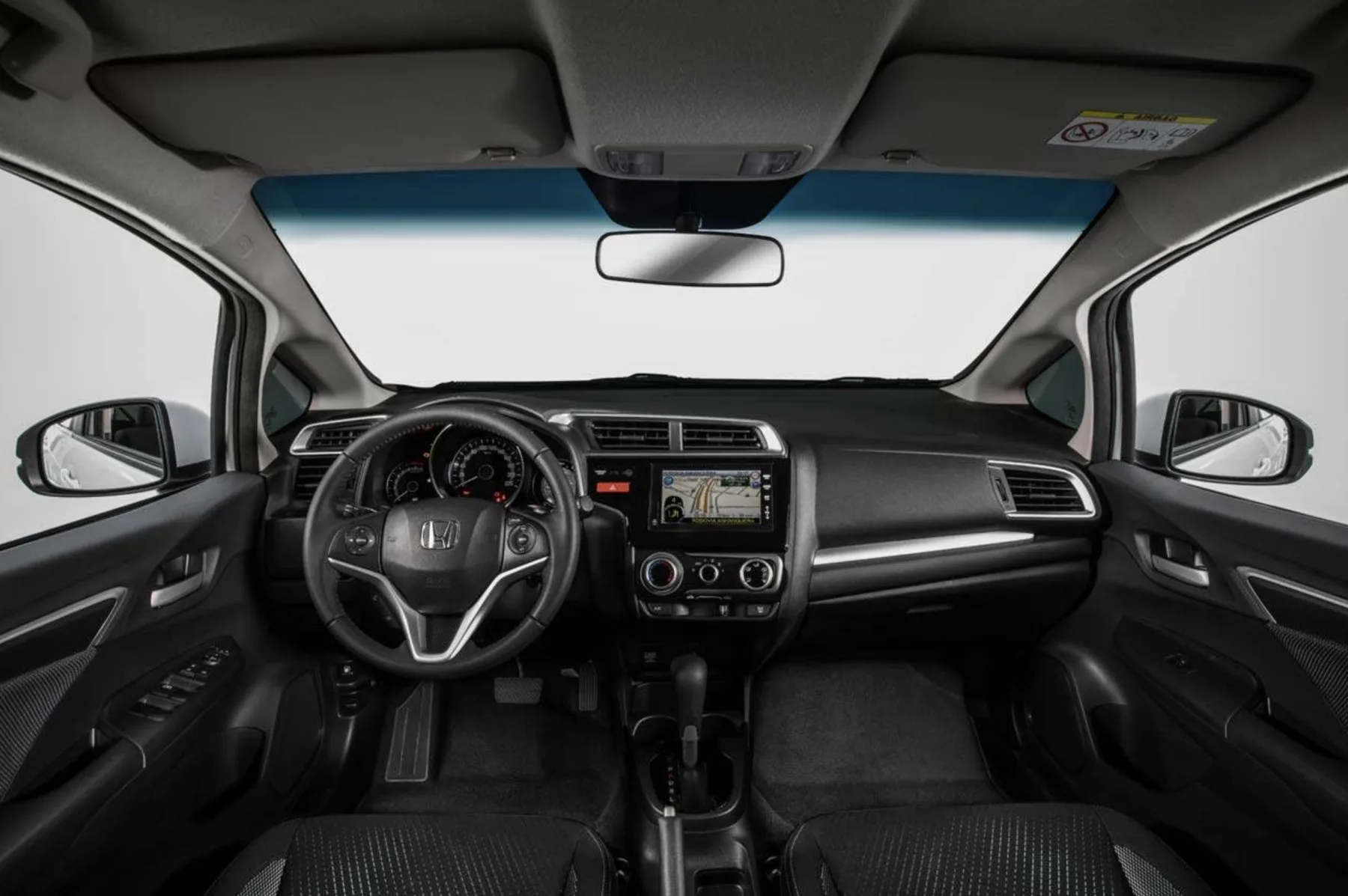 O interior é simples, mas bem resolvido. Bancos confortáveis, posição de dirigir alta e boa visibilidade. Não impressiona no visual, mas funciona bem no uso diário.