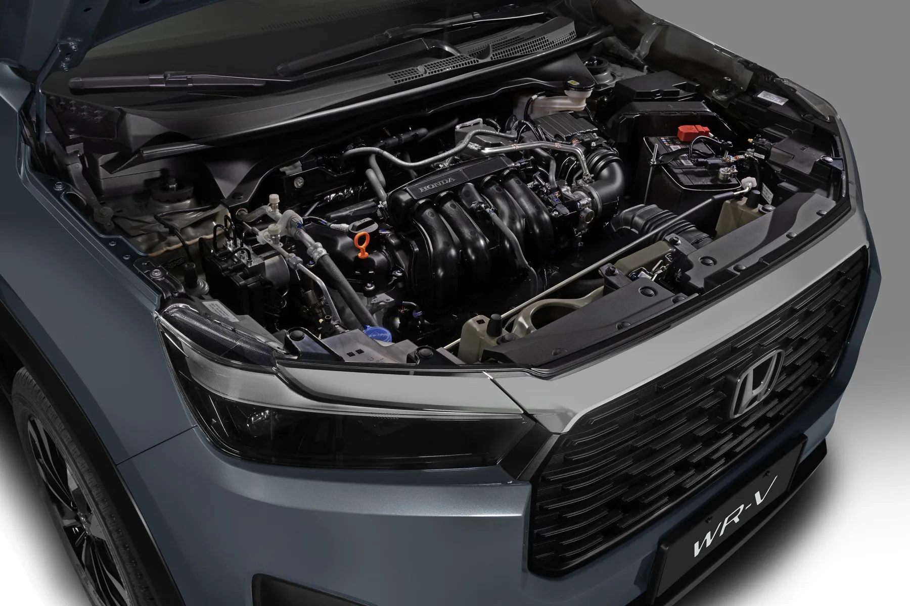 A escolha pelo motor aspirado vai contra a moda do turbo, mas na prática entrega direção mais previsível e menos dor de cabeça no uso diário, sem sustos no acelerador