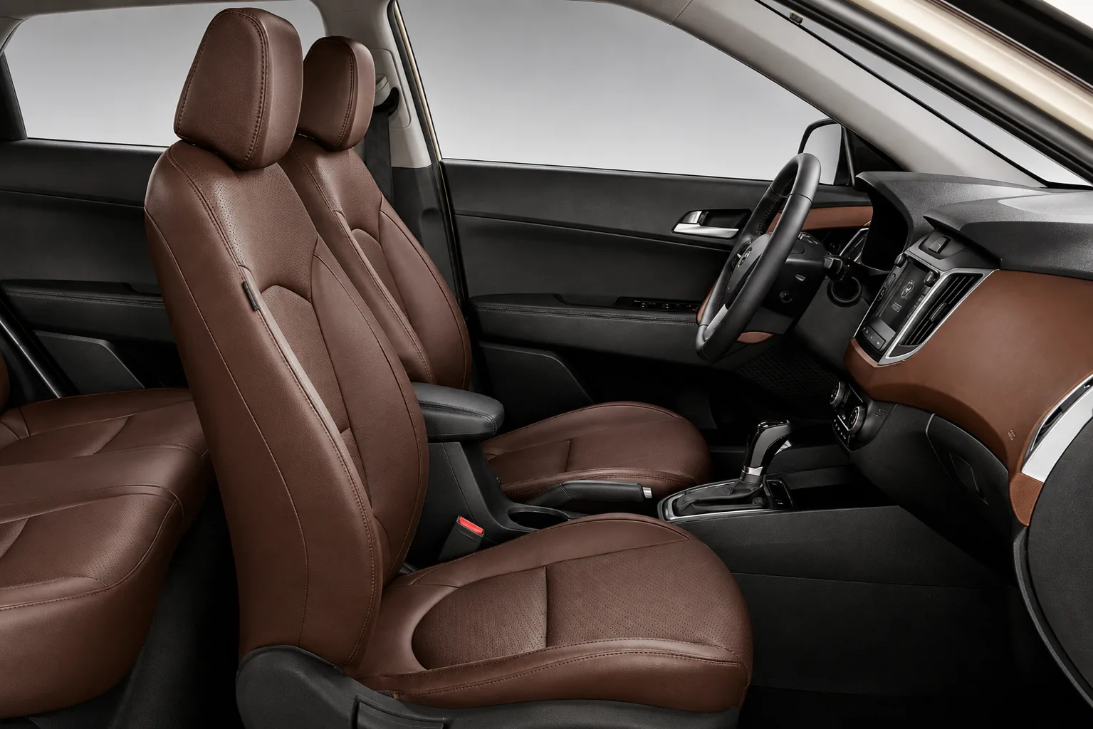 ABS, airbags, ISOFIX, monitor de pneus, ar-condicionado, Bluetooth, USB e volante multifuncional cobrem o essencial da rotina.