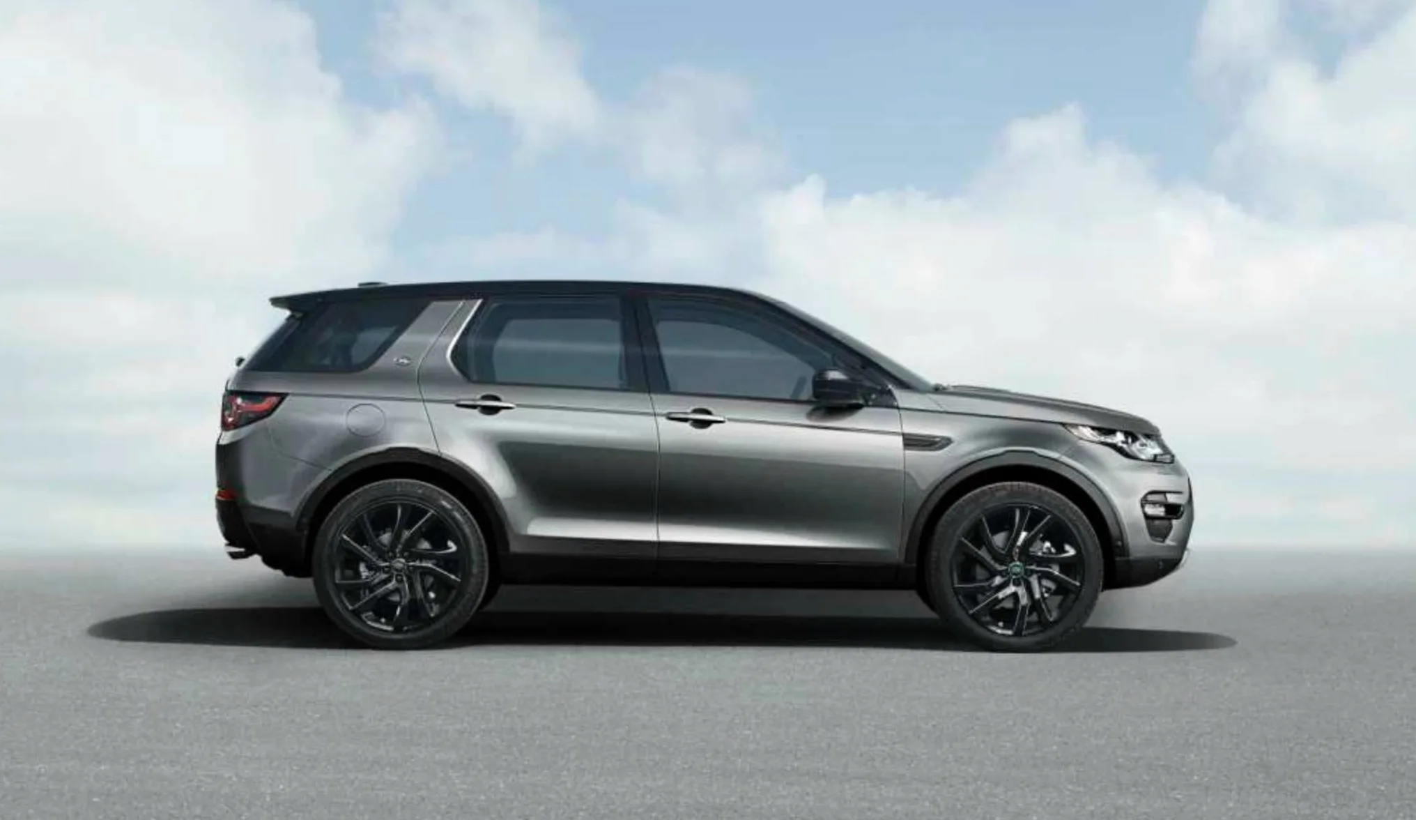 O Discovery Sport virou um atalho curioso no mercado de usados, oferece sete lugares, conforto e imagem de luxo por preço que hoje encosta em SUV compacto.