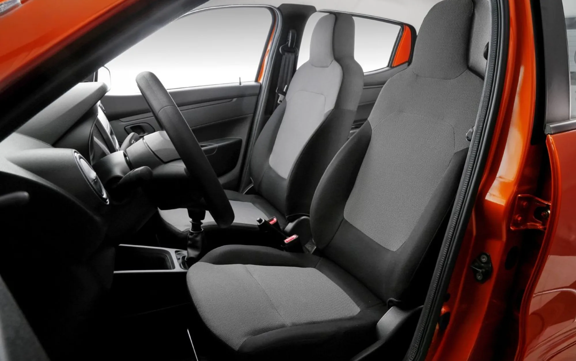 A transmissão manual de cinco marchas e a tração dianteira facilitam o uso diário, com engates simples e condução previsível, favorecendo motoristas que buscam praticidade em congestionamentos e manobras frequentes.