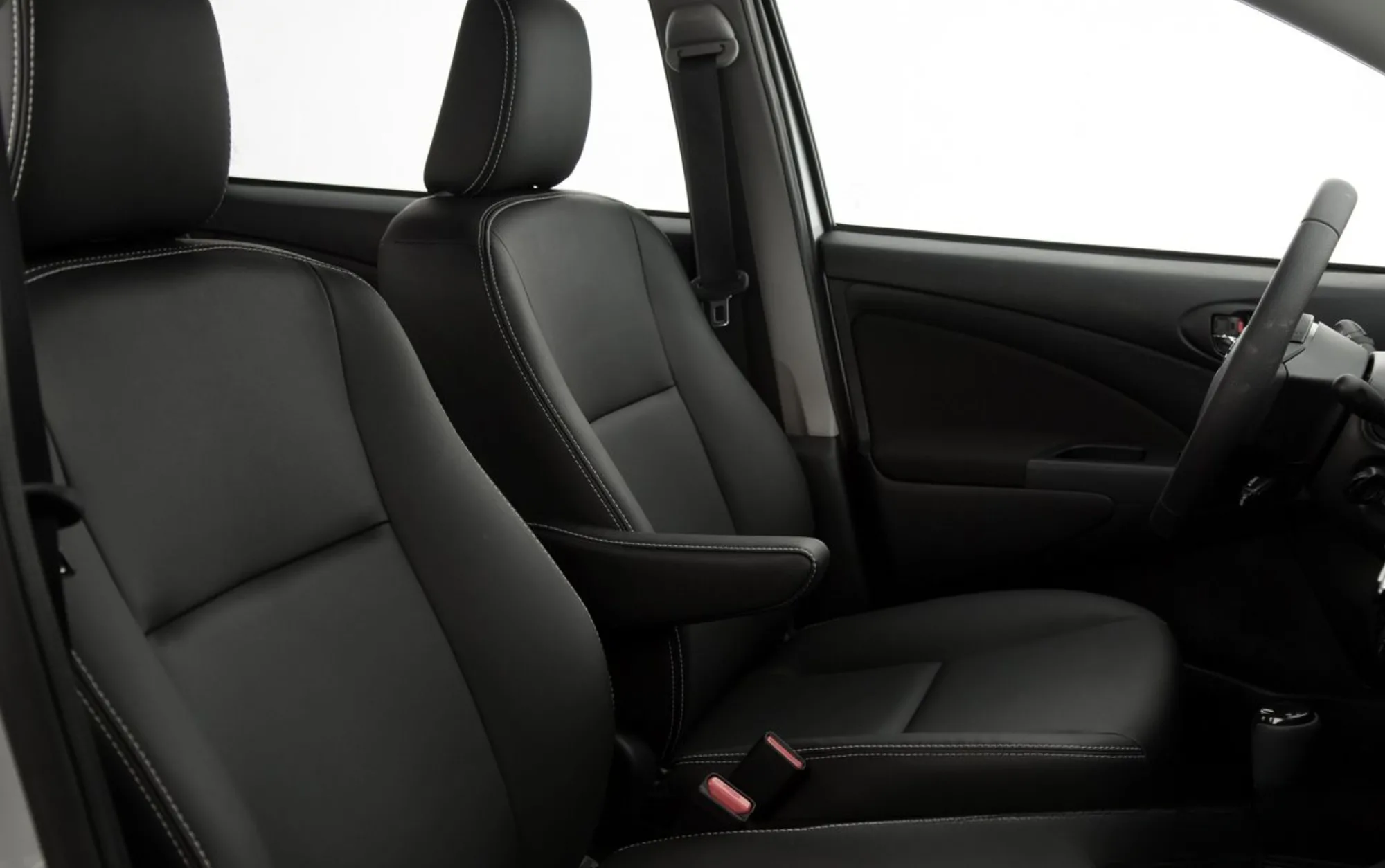 A transmissão manual de seis marchas trabalha com tração dianteira e embreagem monodisco a seco, facilitando o uso cotidiano, com engates simples e bom controle de rotações em vias urbanas e rodovias.