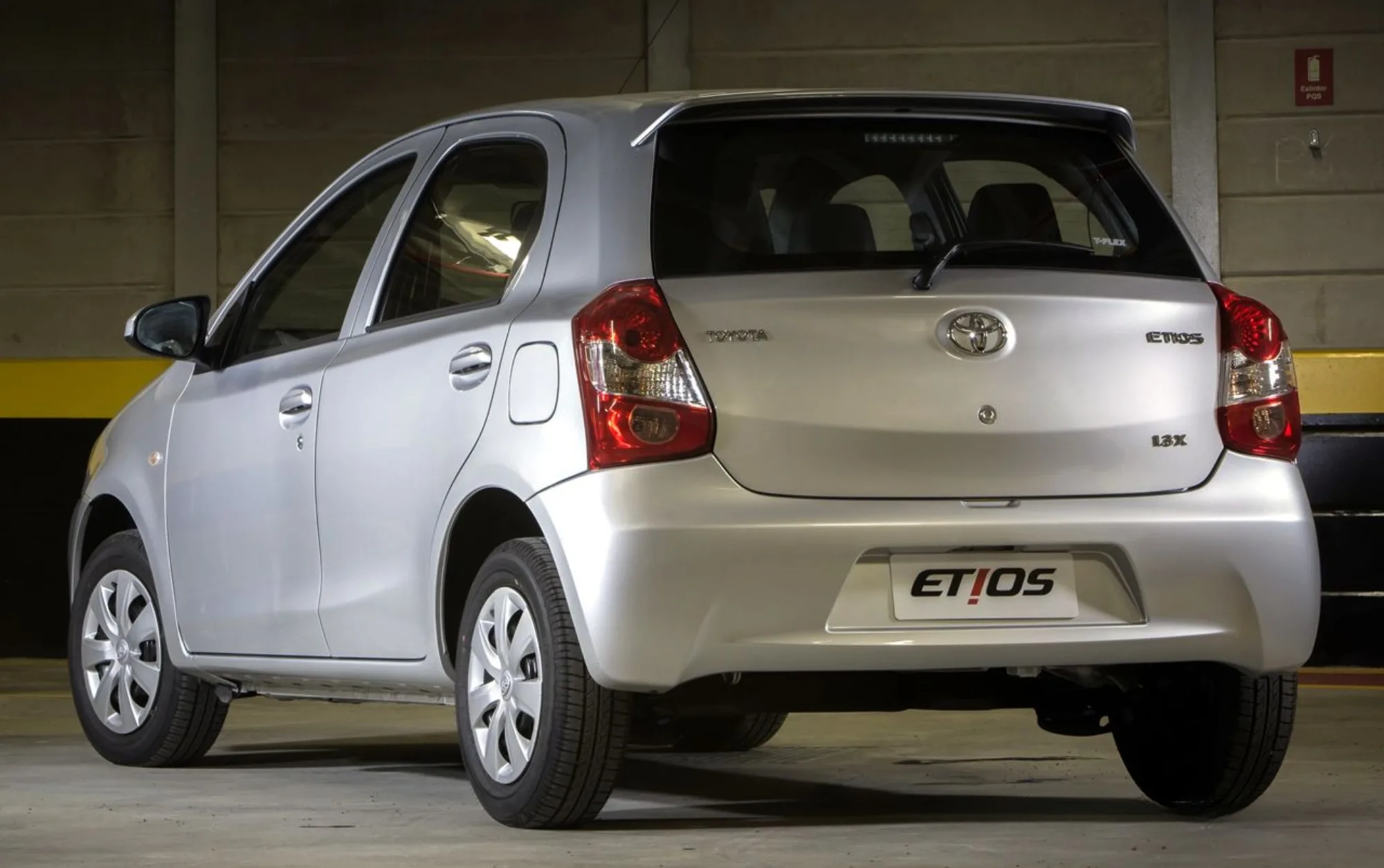 O preço aproximado deste veículo gira em torno de R$ 53 mil e atende quem procura um hatch compacto confiável, econômico e simples para uso urbano frequente e deslocamentos rodoviários ocasionais.