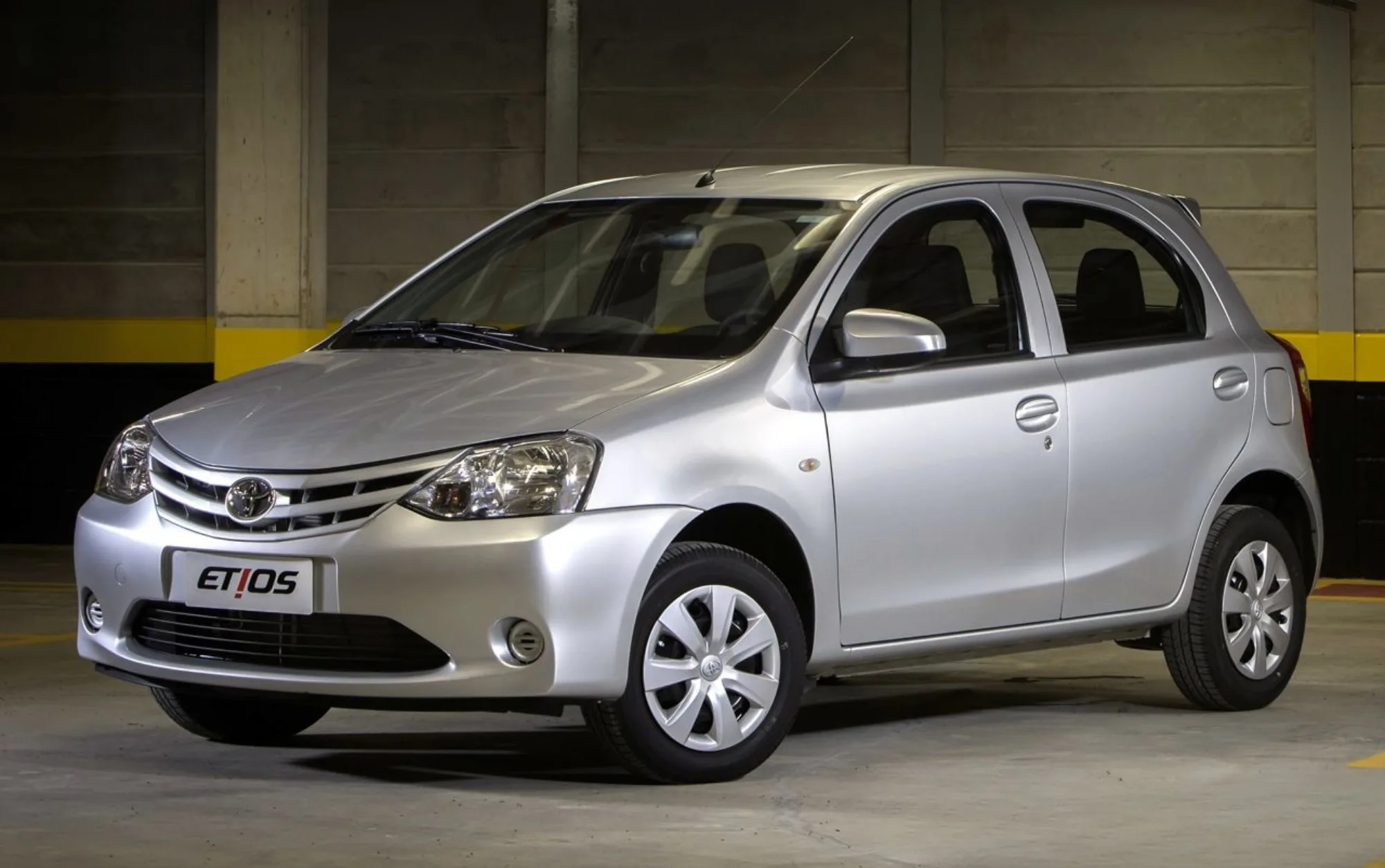 O Toyota Etios X 1.3 Flex 16V 2017 atende quem busca um hatch compacto para deslocamentos urbanos frequentes, com proposta funcional, manutenção simples e uso previsível no trânsito do dia a dia, inclusive em trajetos rodoviários curtos.