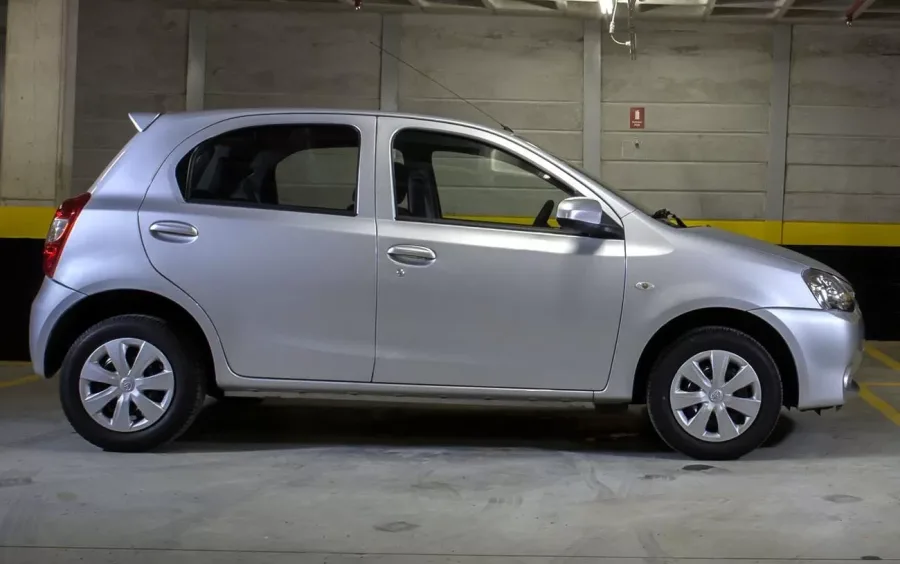 Toyota Etios X 1.3 Flex 16V 2017: Preço, Ficha técnica, Consumo, Equipamentos e Fotos; hatch entrega baixo consumo e autonomia acima de 600 km, ideal para uso diário