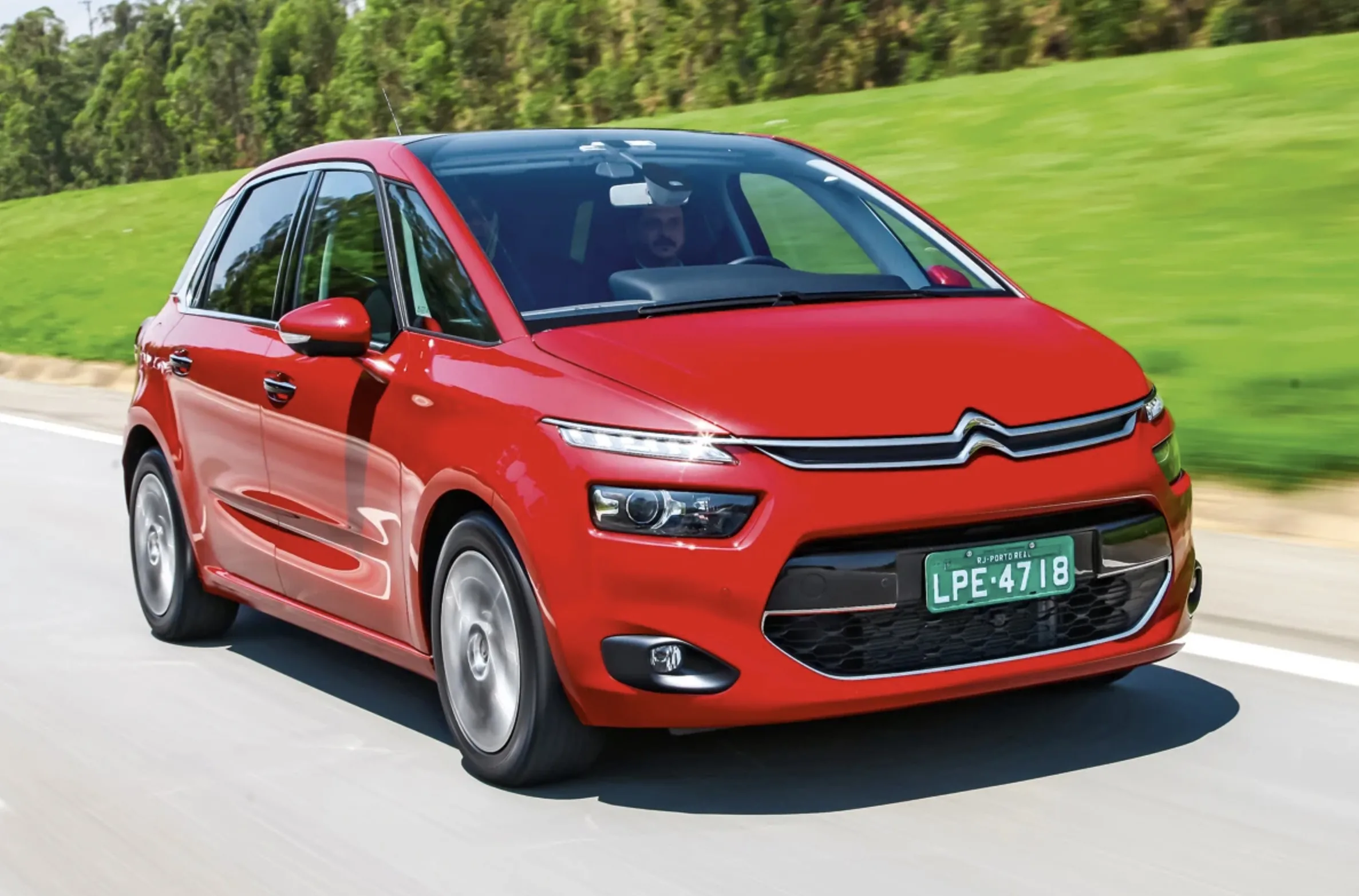 Citroën C4 Picasso 2016 Intensive: é enorme, confortável, cheio de vidro e tecnologia, quase uma sala francesa sobre rodas, com talento para transformar viagem longa em descanso.