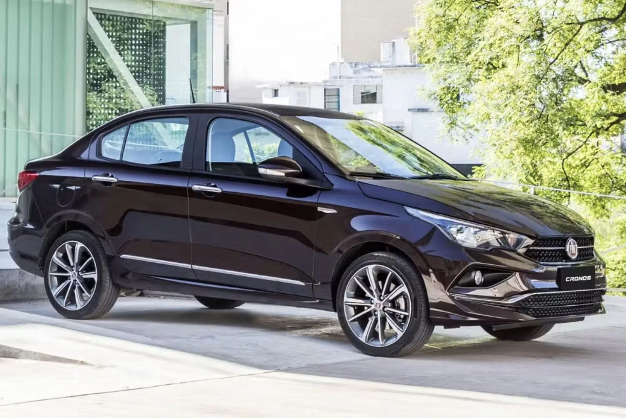 Fiat Cronos 2019 Precision: parece discreto até abrir o porta-malas, ligar o ar digital e perceber que ele entrega mais carro do que a aparência comportada deixa imaginar.