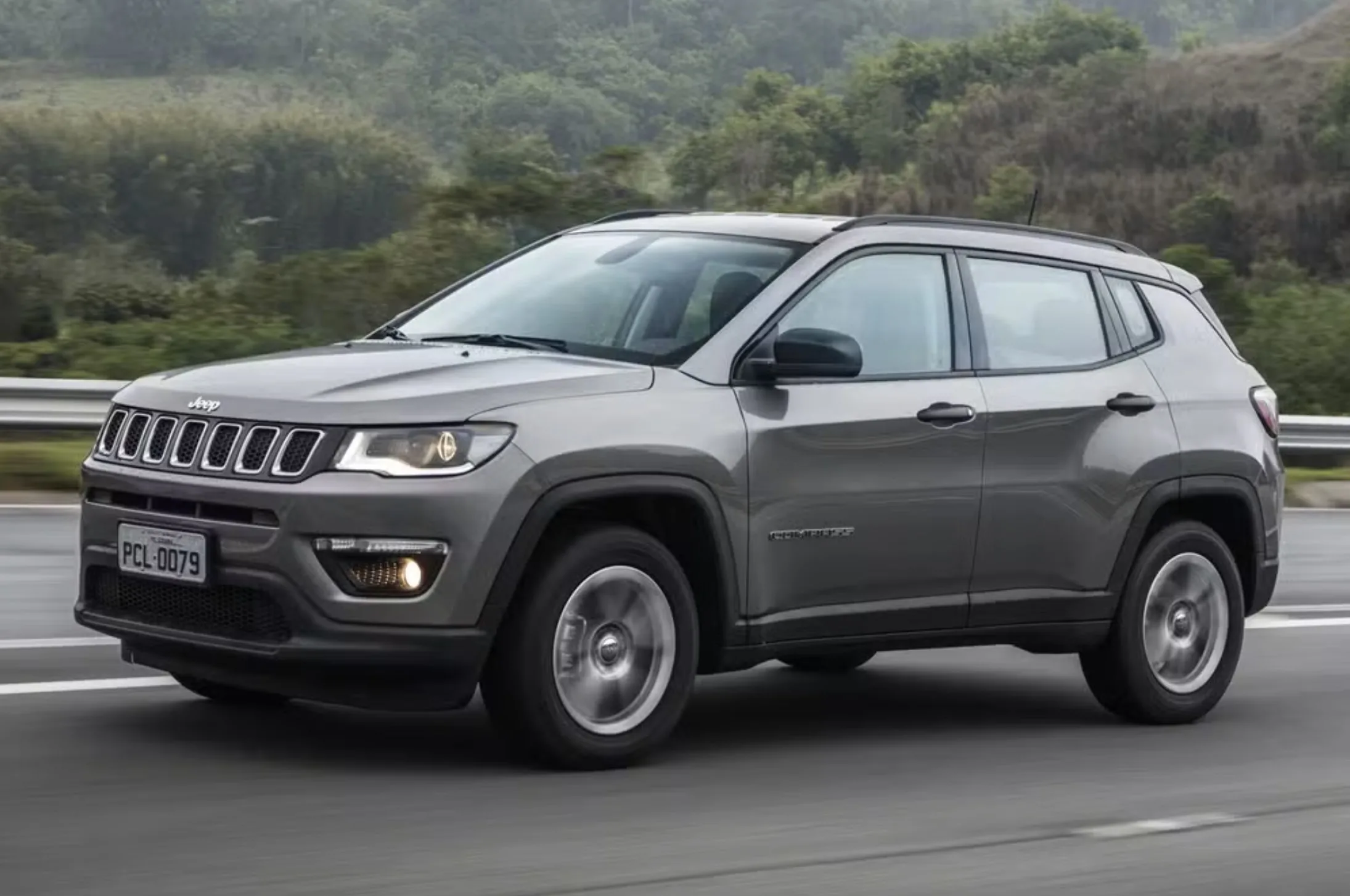 Jeep Compass 2017 Sport: tem porte de carro caro, posição alta e presença de sobra, mas o 2.0 lembra rapidamente que tamanho e economia raramente moram na mesma garagem.