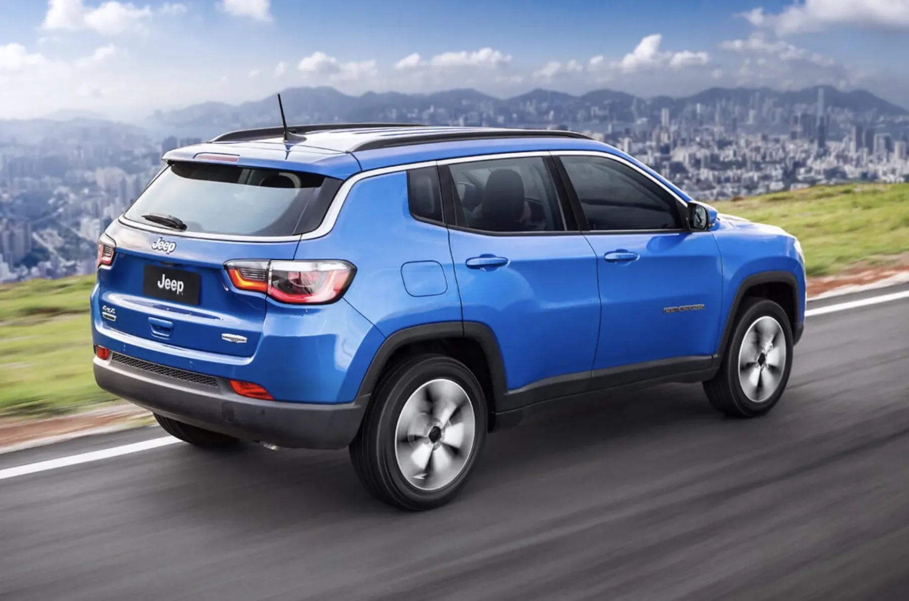 Quem entra nesse Compass não quer aparência, quer parar menos no posto e andar mais, com um diesel que resolve o dia a dia sem esforço