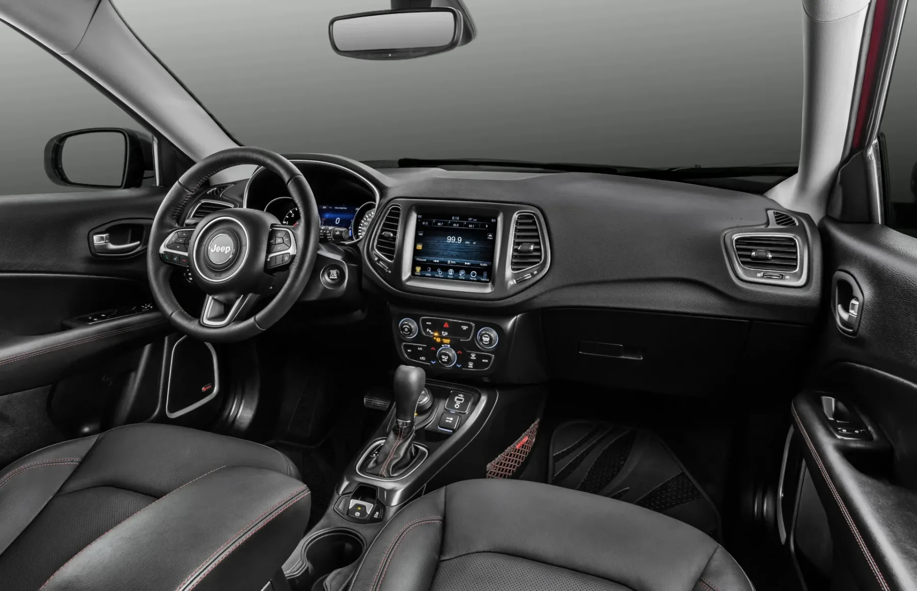 São 1.717 kg, mas o conjunto trabalha bem, o câmbio de 9 marchas segura o motor e deixa o carro previsível, sem sustos no uso diário